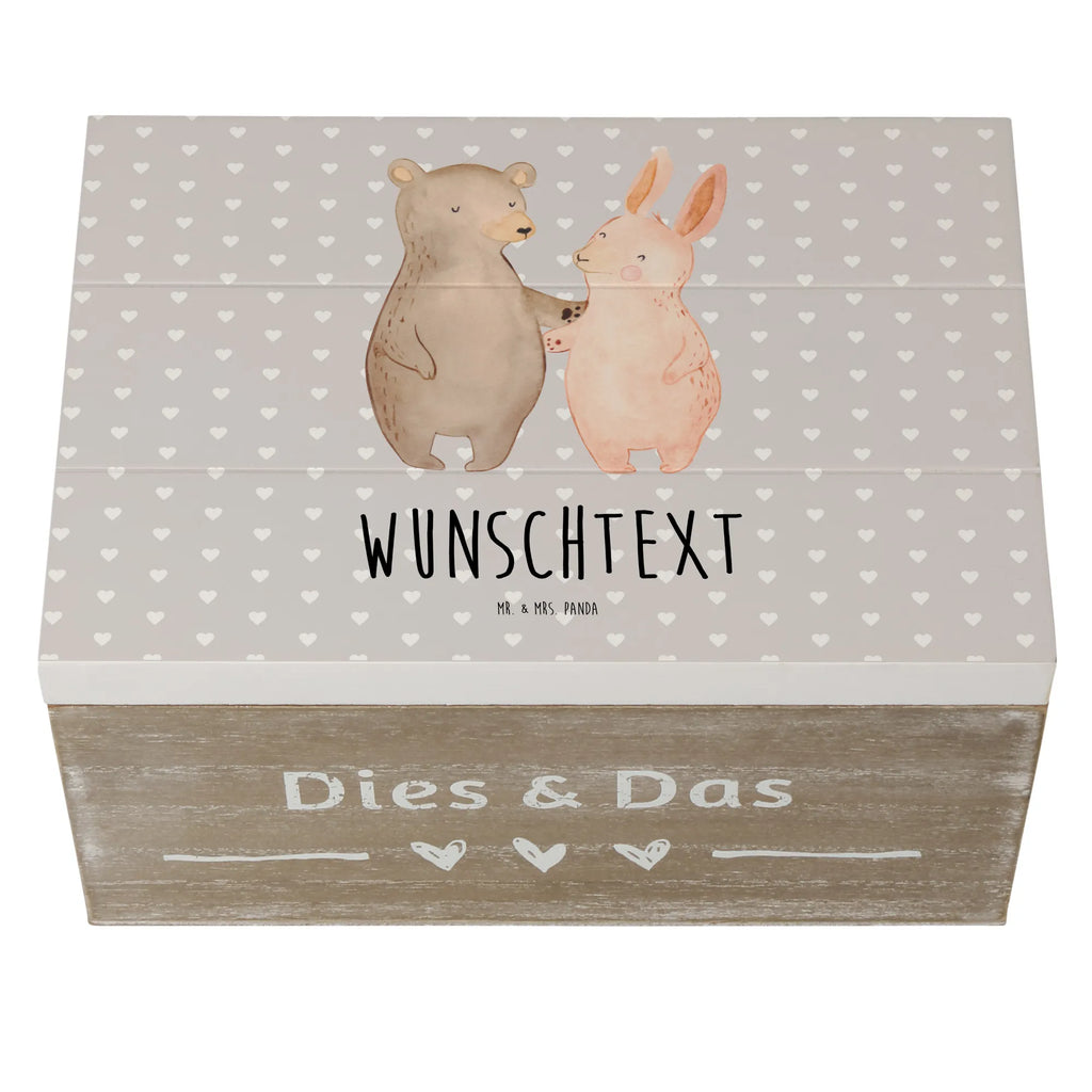 Personalisierte Holzkiste Bär und Hase Umarmen Holzkiste mit Namen, Kiste mit Namen, Schatzkiste mit Namen, Truhe mit Namen, Schatulle mit Namen, Erinnerungsbox mit Namen, Erinnerungskiste, mit Namen, Dekokiste mit Namen, Aufbewahrungsbox mit Namen, Holzkiste Personalisiert, Kiste Personalisiert, Schatzkiste Personalisiert, Truhe Personalisiert, Schatulle Personalisiert, Erinnerungsbox Personalisiert, Erinnerungskiste Personalisiert, Dekokiste Personalisiert, Aufbewahrungsbox Personalisiert, Geschenkbox personalisiert, GEschenkdose personalisiert, Liebe, Partner, Freund, Freundin, Ehemann, Ehefrau, Heiraten, Verlobung, Heiratsantrag, Liebesgeschenk, Jahrestag, Hocheitstag, Freunde, bester Freund, Hase, Bär, Bärchen, best friends