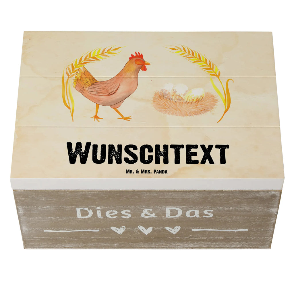 Personalisierte Holzkiste Huhn stolz Holzkiste mit Namen, Kiste mit Namen, Schatzkiste mit Namen, Truhe mit Namen, Schatulle mit Namen, Erinnerungsbox mit Namen, Erinnerungskiste, mit Namen, Dekokiste mit Namen, Aufbewahrungsbox mit Namen, Holzkiste Personalisiert, Kiste Personalisiert, Schatzkiste Personalisiert, Truhe Personalisiert, Schatulle Personalisiert, Erinnerungsbox Personalisiert, Erinnerungskiste Personalisiert, Dekokiste Personalisiert, Aufbewahrungsbox Personalisiert, Geschenkbox personalisiert, GEschenkdose personalisiert, Bauernhof, Hoftiere, Landwirt, Landwirtin, Hahn, Henne, Hühner, Eier, Hof, Landleben, Motivation, Geburt, Magie, Spruch, Schwangerschaft