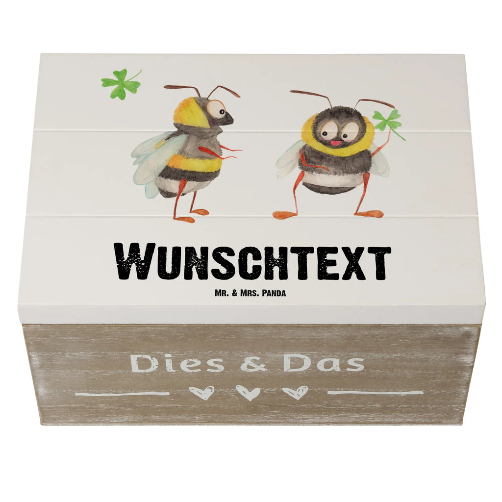 Personalisierte Holzkiste Hummeln Kleeblatt Holzkiste mit Namen, Kiste mit Namen, Schatzkiste mit Namen, Truhe mit Namen, Schatulle mit Namen, Erinnerungsbox mit Namen, Erinnerungskiste, mit Namen, Dekokiste mit Namen, Aufbewahrungsbox mit Namen, Holzkiste Personalisiert, Kiste Personalisiert, Schatzkiste Personalisiert, Truhe Personalisiert, Schatulle Personalisiert, Erinnerungsbox Personalisiert, Erinnerungskiste Personalisiert, Dekokiste Personalisiert, Aufbewahrungsbox Personalisiert, Geschenkbox personalisiert, GEschenkdose personalisiert, Tiermotive, Gute Laune, lustige Sprüche, Tiere, Hummel, Biene, Spruch positiv, Biene Deko, Spruch schön, glücklich sein, glücklich werden, Spruch fröhlich