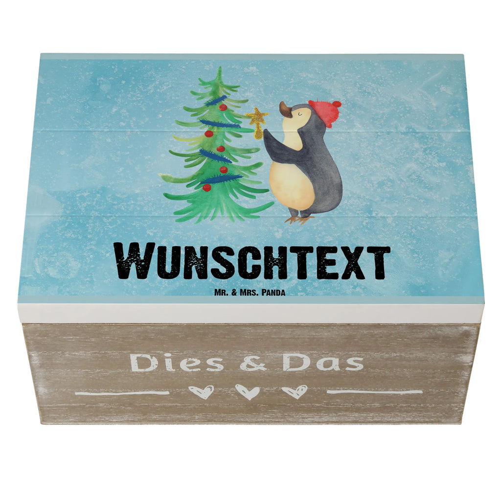 Personalisierte Holzkiste Pinguin Weihnachtsbaum Holzkiste mit Namen, Kiste mit Namen, Schatzkiste mit Namen, Truhe mit Namen, Schatulle mit Namen, Erinnerungsbox mit Namen, Erinnerungskiste, mit Namen, Dekokiste mit Namen, Aufbewahrungsbox mit Namen, Holzkiste Personalisiert, Kiste Personalisiert, Schatzkiste Personalisiert, Truhe Personalisiert, Schatulle Personalisiert, Erinnerungsbox Personalisiert, Erinnerungskiste Personalisiert, Dekokiste Personalisiert, Aufbewahrungsbox Personalisiert, Geschenkbox personalisiert, GEschenkdose personalisiert, Winter, Weihnachten, Weihnachtsdeko, Nikolaus, Advent, Heiligabend, Wintermotiv, Pinguin