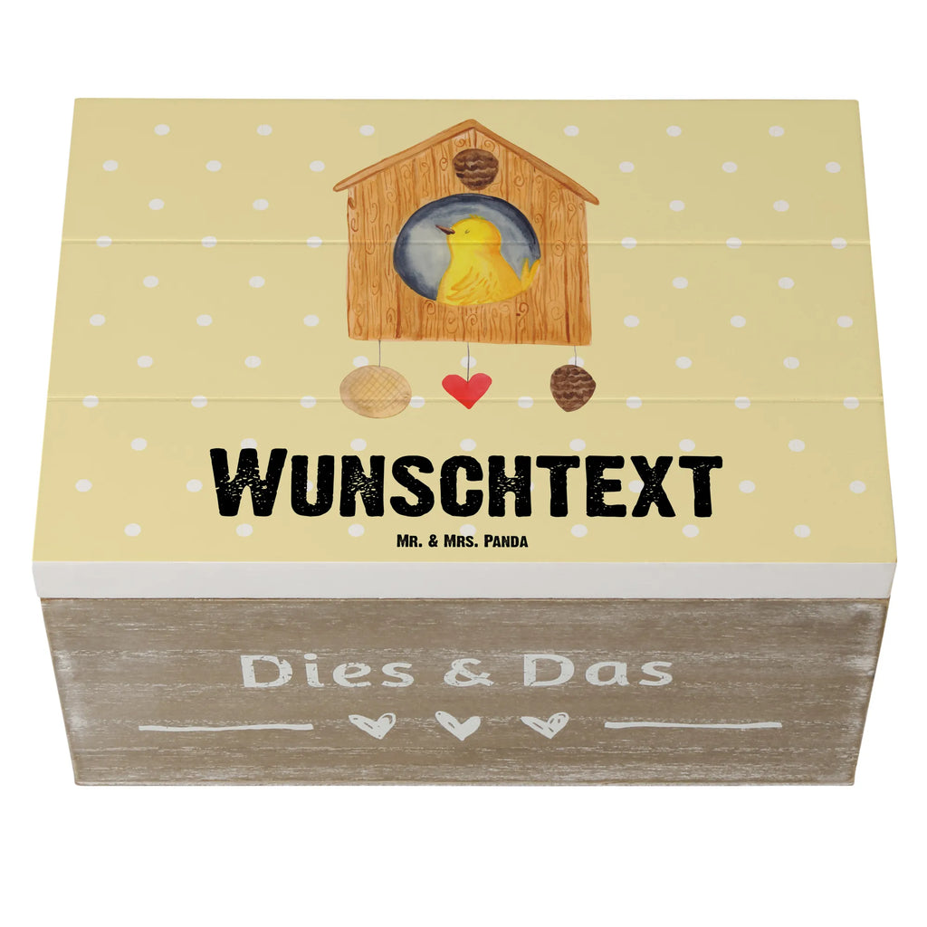 Personalisierte Holzkiste Vogelhaus sweet Home Holzkiste mit Namen, Kiste mit Namen, Schatzkiste mit Namen, Truhe mit Namen, Schatulle mit Namen, Erinnerungsbox mit Namen, Erinnerungskiste, mit Namen, Dekokiste mit Namen, Aufbewahrungsbox mit Namen, Holzkiste Personalisiert, Kiste Personalisiert, Schatzkiste Personalisiert, Truhe Personalisiert, Schatulle Personalisiert, Erinnerungsbox Personalisiert, Erinnerungskiste Personalisiert, Dekokiste Personalisiert, Aufbewahrungsbox Personalisiert, Geschenkbox personalisiert, GEschenkdose personalisiert, Tiermotive, Gute Laune, lustige Sprüche, Tiere, Vogelhaus, Vogel, Home sweet Home, Einzug, Umzug, Geschenk, Einzugsgeschenk, Hausbau, Haus