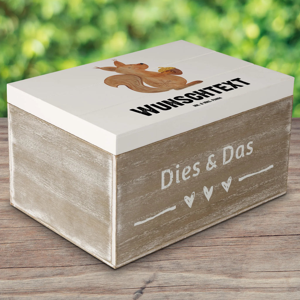 Personalisierte Holzkiste Eichhörnchen Weihnachten Holzkiste mit Namen, Kiste mit Namen, Schatzkiste mit Namen, Truhe mit Namen, Schatulle mit Namen, Erinnerungsbox mit Namen, Erinnerungskiste, mit Namen, Dekokiste mit Namen, Aufbewahrungsbox mit Namen, Holzkiste Personalisiert, Kiste Personalisiert, Schatzkiste Personalisiert, Truhe Personalisiert, Schatulle Personalisiert, Erinnerungsbox Personalisiert, Erinnerungskiste Personalisiert, Dekokiste Personalisiert, Aufbewahrungsbox Personalisiert, Geschenkbox personalisiert, GEschenkdose personalisiert, Winter, Weihnachten, Weihnachtsdeko, Nikolaus, Advent, Heiligabend, Wintermotiv, Frohe Weihnachten, Frohes neues Jahr, Guten Rutsch, Weihnachtsmotiv, Weihnachtsgruß, Neujahr, Vogel