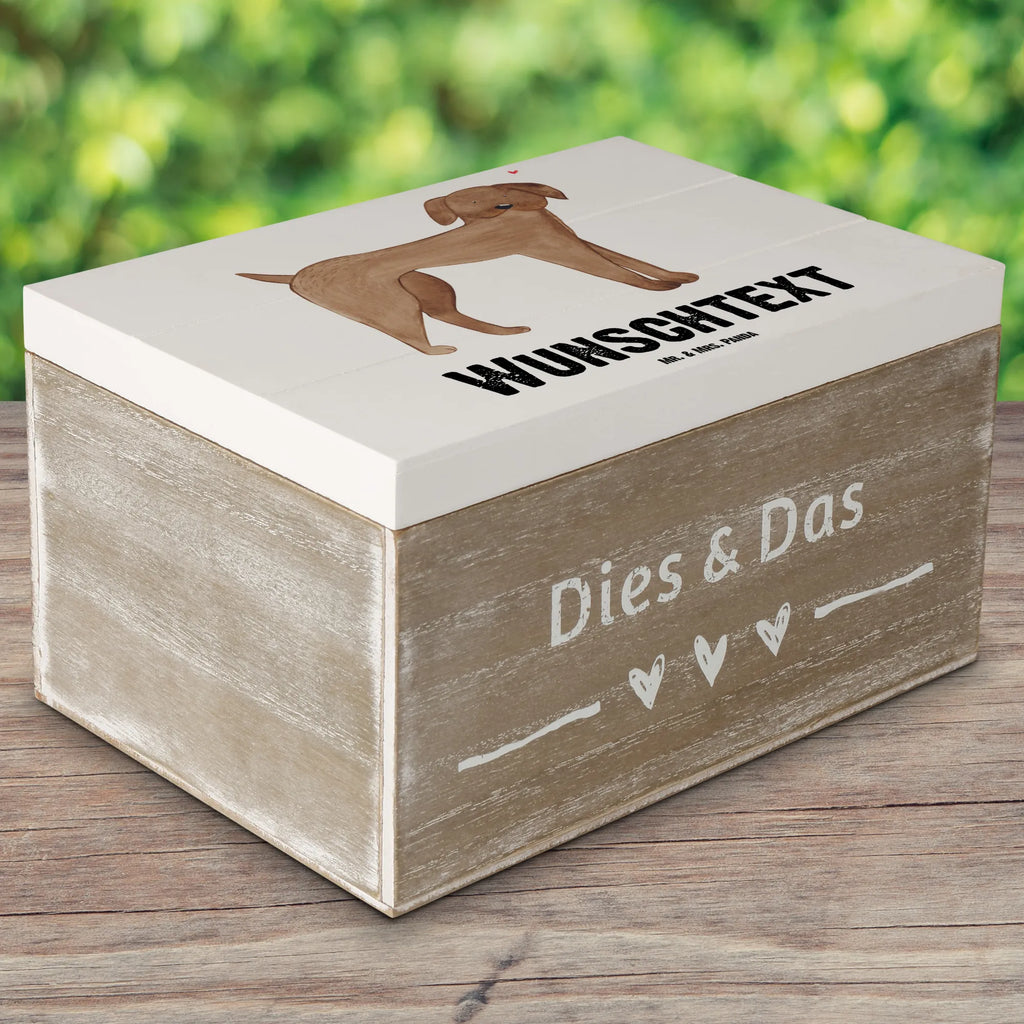 Personalisierte Holzkiste Hund Dogge Holzkiste mit Namen, Kiste mit Namen, Schatzkiste mit Namen, Truhe mit Namen, Schatulle mit Namen, Erinnerungsbox mit Namen, Erinnerungskiste, mit Namen, Dekokiste mit Namen, Aufbewahrungsbox mit Namen, Holzkiste Personalisiert, Kiste Personalisiert, Schatzkiste Personalisiert, Truhe Personalisiert, Schatulle Personalisiert, Erinnerungsbox Personalisiert, Erinnerungskiste Personalisiert, Dekokiste Personalisiert, Aufbewahrungsbox Personalisiert, Geschenkbox personalisiert, GEschenkdose personalisiert, Hund, Hundemotiv, Haustier, Hunderasse, Tierliebhaber, Hundebesitzer, Sprüche, Hunde, Dogge, Deutsche Dogge, Great Dane