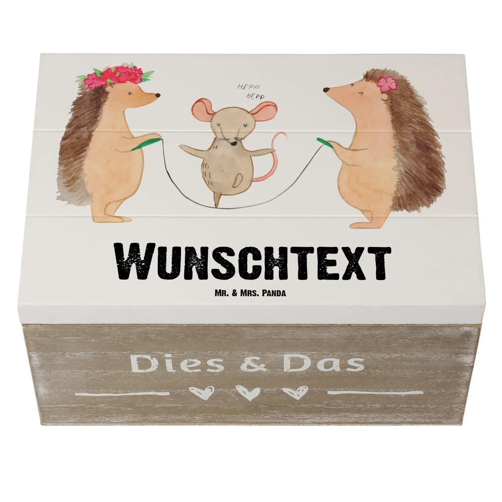 Personalisierte Holzkiste Igel Seilhüpfen Holzkiste mit Namen, Kiste mit Namen, Schatzkiste mit Namen, Truhe mit Namen, Schatulle mit Namen, Erinnerungsbox mit Namen, Erinnerungskiste, mit Namen, Dekokiste mit Namen, Aufbewahrungsbox mit Namen, Holzkiste Personalisiert, Kiste Personalisiert, Schatzkiste Personalisiert, Truhe Personalisiert, Schatulle Personalisiert, Erinnerungsbox Personalisiert, Erinnerungskiste Personalisiert, Dekokiste Personalisiert, Aufbewahrungsbox Personalisiert, Geschenkbox personalisiert, GEschenkdose personalisiert, Tiermotive, Gute Laune, lustige Sprüche, Tiere, Igel, Maus, Seilspringen, Seilhüpfen, Kinder, Kindergarten