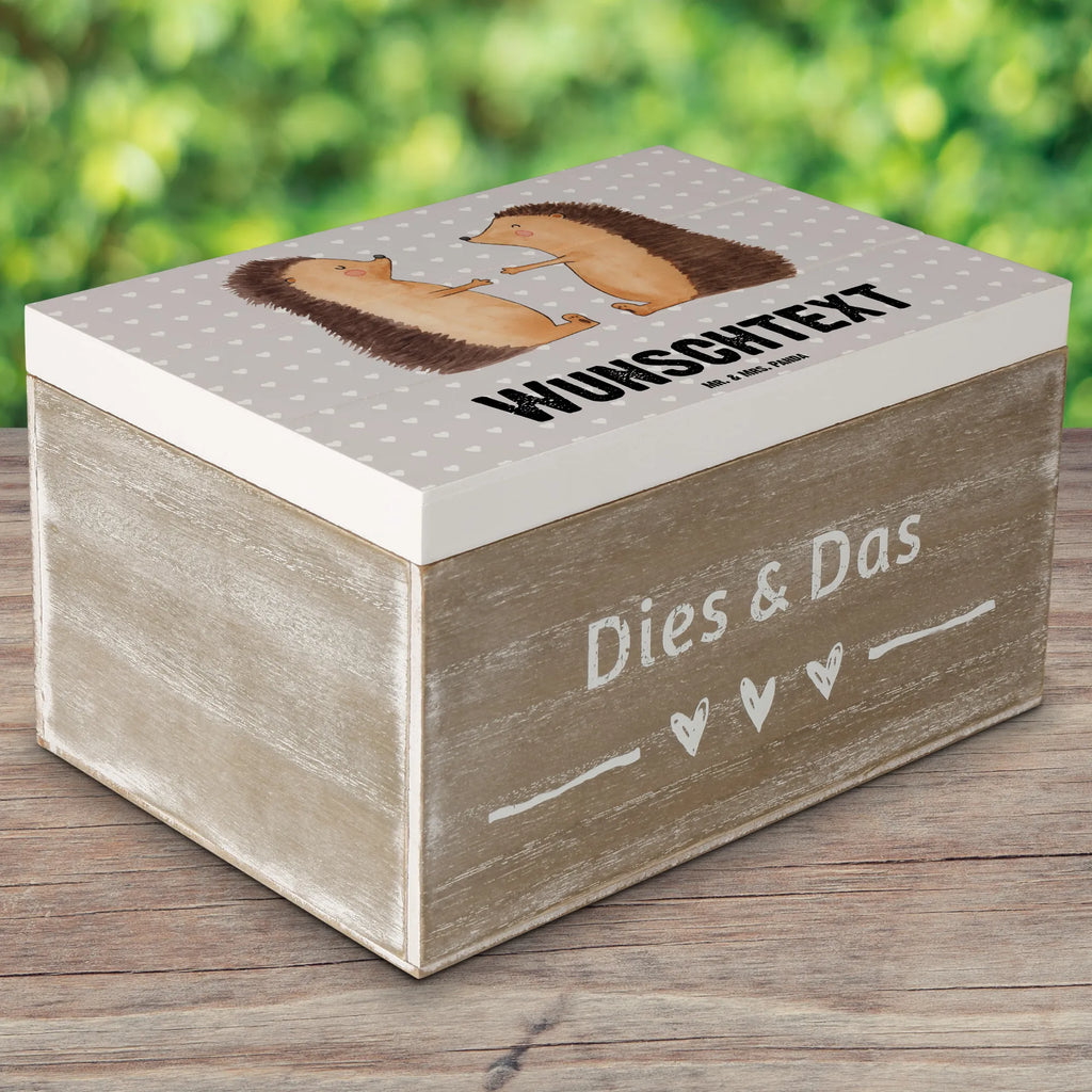 Personalisierte Holzkiste Igel Liebe Holzkiste mit Namen, Kiste mit Namen, Schatzkiste mit Namen, Truhe mit Namen, Schatulle mit Namen, Erinnerungsbox mit Namen, Erinnerungskiste, mit Namen, Dekokiste mit Namen, Aufbewahrungsbox mit Namen, Holzkiste Personalisiert, Kiste Personalisiert, Schatzkiste Personalisiert, Truhe Personalisiert, Schatulle Personalisiert, Erinnerungsbox Personalisiert, Erinnerungskiste Personalisiert, Dekokiste Personalisiert, Aufbewahrungsbox Personalisiert, Geschenkbox personalisiert, GEschenkdose personalisiert, Liebe, Partner, Freund, Freundin, Ehemann, Ehefrau, Heiraten, Verlobung, Heiratsantrag, Liebesgeschenk, Jahrestag, Hocheitstag, Verliebt, Verlobt, Verheiratet, Geschenk, Liebesbeweis, Hochzeitstag, Hochzeit, Igel