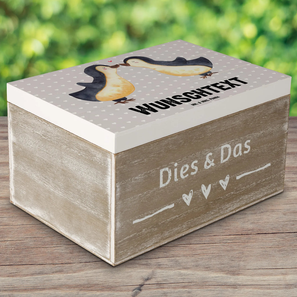 Personalisierte Holzkiste Pinguin Liebe Holzkiste mit Namen, Kiste mit Namen, Schatzkiste mit Namen, Truhe mit Namen, Schatulle mit Namen, Erinnerungsbox mit Namen, Erinnerungskiste, mit Namen, Dekokiste mit Namen, Aufbewahrungsbox mit Namen, Holzkiste Personalisiert, Kiste Personalisiert, Schatzkiste Personalisiert, Truhe Personalisiert, Schatulle Personalisiert, Erinnerungsbox Personalisiert, Erinnerungskiste Personalisiert, Dekokiste Personalisiert, Aufbewahrungsbox Personalisiert, Geschenkbox personalisiert, GEschenkdose personalisiert, Liebe, Partner, Freund, Freundin, Ehemann, Ehefrau, Heiraten, Verlobung, Heiratsantrag, Liebesgeschenk, Jahrestag, Hocheitstag, Pinguin, Pinguine, Pinguin Paar, Pinguinpaar, Pinguin Liebe, Paar, Pärchen. Liebespaar, Liebesbeweis, Liebesspruch, Hochzeitstag, Geschenk Freund, Geschenk Freundin, Verlobte, Verlobter, Love, Geschenk Hochzeitstag, Geschenkidee, Hochzeit, Gastgeschenk