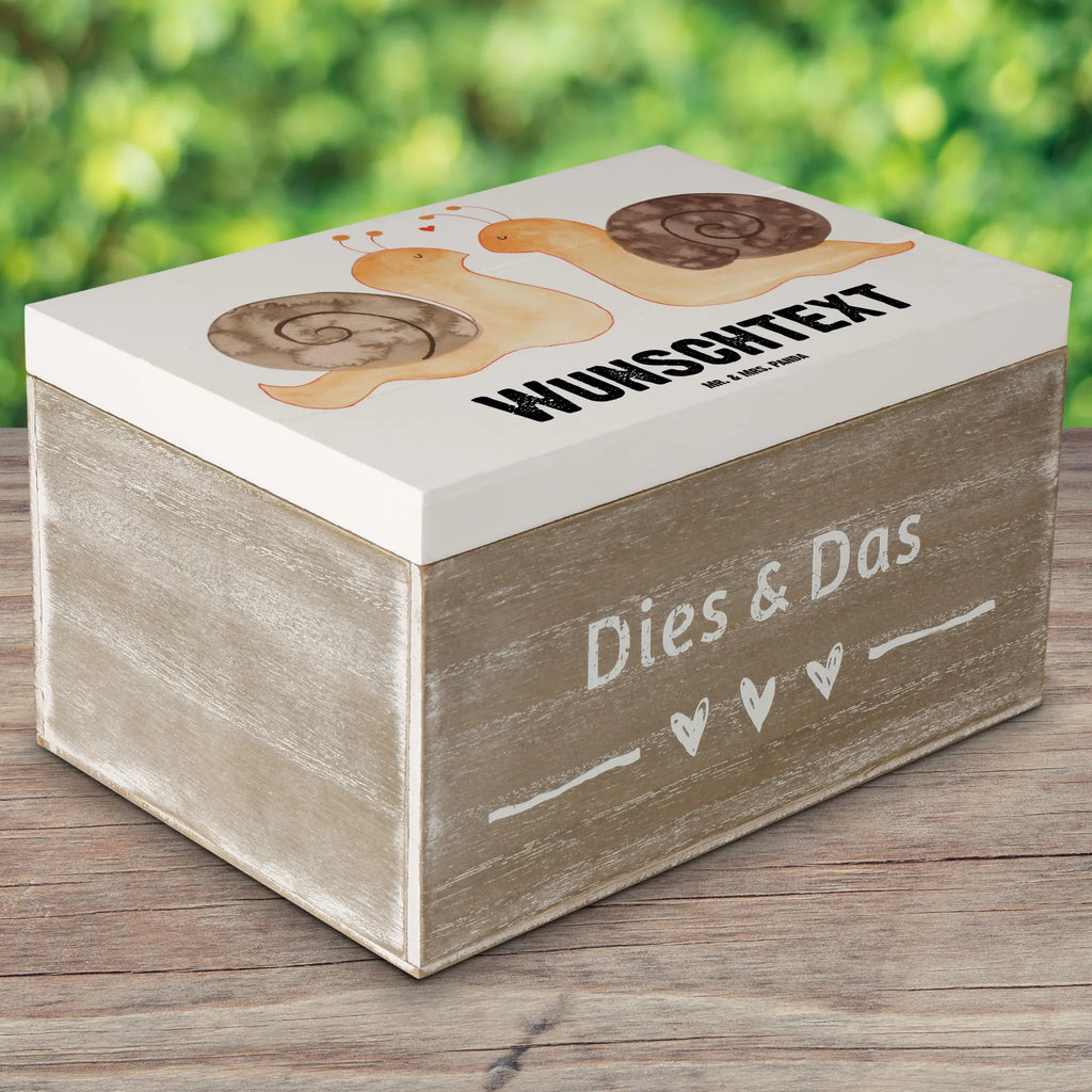 Personalisierte Holzkiste Schnecken Liebe Holzkiste mit Namen, Kiste mit Namen, Schatzkiste mit Namen, Truhe mit Namen, Schatulle mit Namen, Erinnerungsbox mit Namen, Erinnerungskiste, mit Namen, Dekokiste mit Namen, Aufbewahrungsbox mit Namen, Holzkiste Personalisiert, Kiste Personalisiert, Schatzkiste Personalisiert, Truhe Personalisiert, Schatulle Personalisiert, Erinnerungsbox Personalisiert, Erinnerungskiste Personalisiert, Dekokiste Personalisiert, Aufbewahrungsbox Personalisiert, Geschenkbox personalisiert, GEschenkdose personalisiert, Liebe, Partner, Freund, Freundin, Ehemann, Ehefrau, Heiraten, Verlobung, Heiratsantrag, Liebesgeschenk, Jahrestag, Hocheitstag