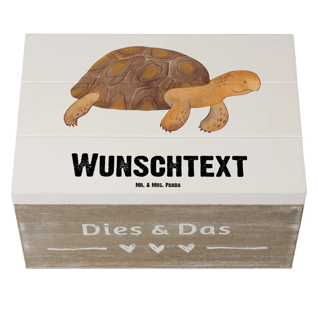 Personalisierte Holzkiste Schildkröte marschiert Holzkiste mit Namen, Kiste mit Namen, Schatzkiste mit Namen, Truhe mit Namen, Schatulle mit Namen, Erinnerungsbox mit Namen, Erinnerungskiste, mit Namen, Dekokiste mit Namen, Aufbewahrungsbox mit Namen, Holzkiste Personalisiert, Kiste Personalisiert, Schatzkiste Personalisiert, Truhe Personalisiert, Schatulle Personalisiert, Erinnerungsbox Personalisiert, Erinnerungskiste Personalisiert, Dekokiste Personalisiert, Aufbewahrungsbox Personalisiert, Geschenkbox personalisiert, GEschenkdose personalisiert, Meerestiere, Meer, Urlaub, Schildkröte, Schildkröten, get lost, Abenteuer, Reiselust, Inspiration, Neustart, Motivation, Lieblingsmensch