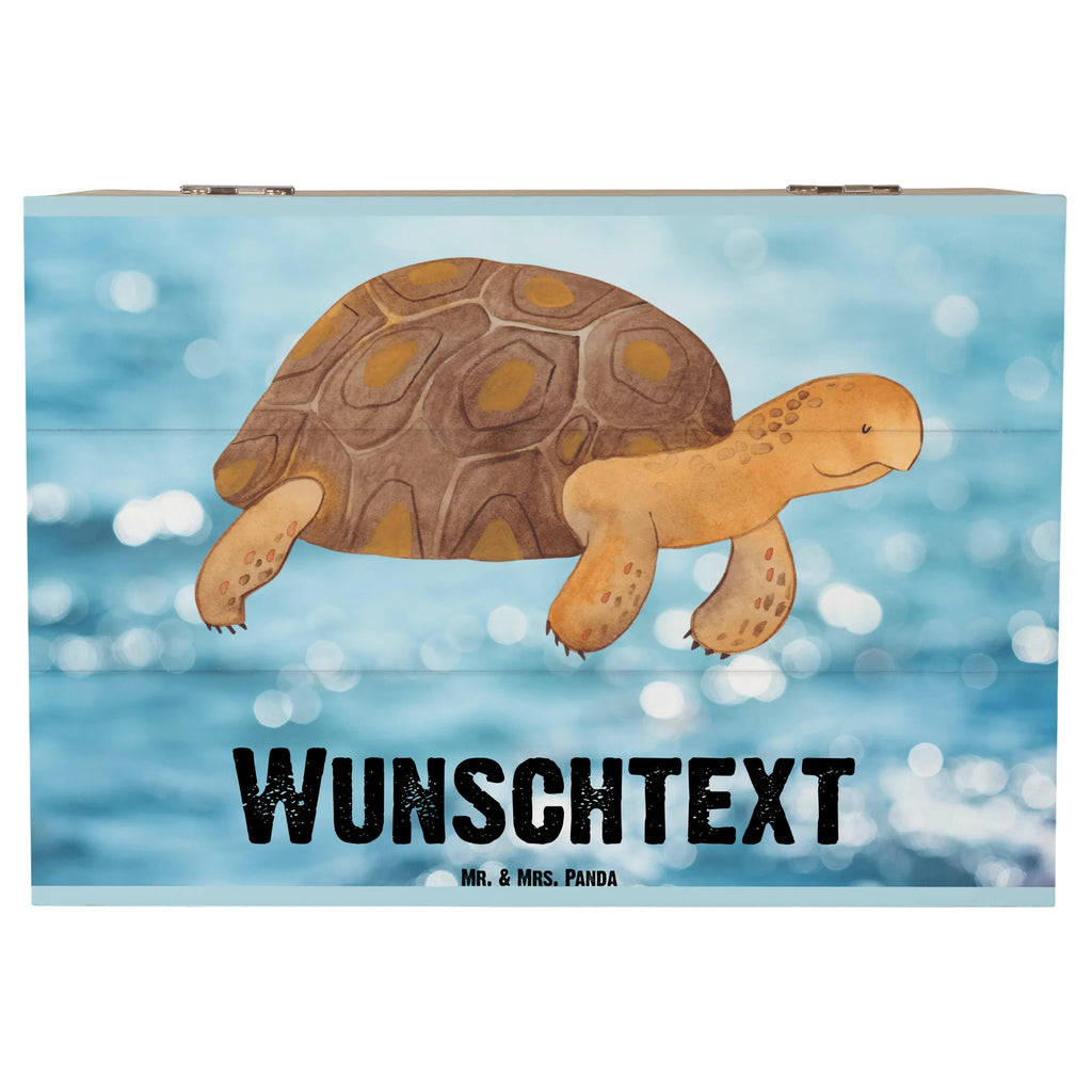 Personalisierte Holzkiste Schildkröte marschiert Holzkiste mit Namen, Kiste mit Namen, Schatzkiste mit Namen, Truhe mit Namen, Schatulle mit Namen, Erinnerungsbox mit Namen, Erinnerungskiste, mit Namen, Dekokiste mit Namen, Aufbewahrungsbox mit Namen, Holzkiste Personalisiert, Kiste Personalisiert, Schatzkiste Personalisiert, Truhe Personalisiert, Schatulle Personalisiert, Erinnerungsbox Personalisiert, Erinnerungskiste Personalisiert, Dekokiste Personalisiert, Aufbewahrungsbox Personalisiert, Geschenkbox personalisiert, GEschenkdose personalisiert, Meerestiere, Meer, Urlaub, Schildkröte, Schildkröten, get lost, Abenteuer, Reiselust, Inspiration, Neustart, Motivation, Lieblingsmensch