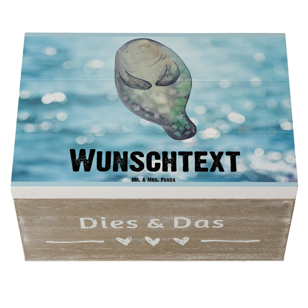 Personalisierte Holzkiste Seekuh happy Holzkiste mit Namen, Kiste mit Namen, Schatzkiste mit Namen, Truhe mit Namen, Schatulle mit Namen, Erinnerungsbox mit Namen, Erinnerungskiste, mit Namen, Dekokiste mit Namen, Aufbewahrungsbox mit Namen, Holzkiste Personalisiert, Kiste Personalisiert, Schatzkiste Personalisiert, Truhe Personalisiert, Schatulle Personalisiert, Erinnerungsbox Personalisiert, Erinnerungskiste Personalisiert, Dekokiste Personalisiert, Aufbewahrungsbox Personalisiert, Geschenkbox personalisiert, GEschenkdose personalisiert, Meerestiere, Meer, Urlaub, Seekuh, Seekühe, Selbstliebe, Respekt, Neuanfang, Neustart, Achtsamkeit, Zufrieden, Liebeskummer, Freundin