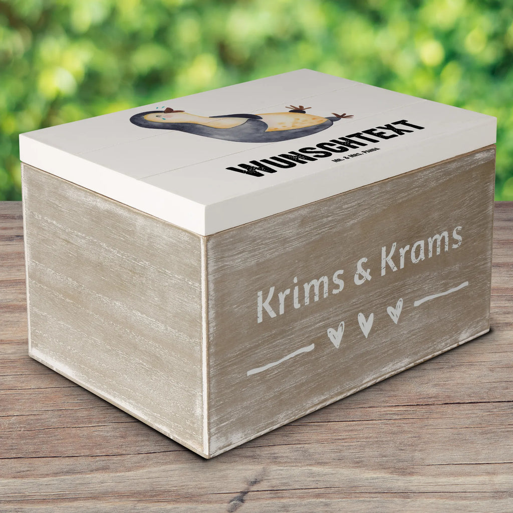 Personalisierte Holzkiste Pinguin lachend Holzkiste mit Namen, Kiste mit Namen, Schatzkiste mit Namen, Truhe mit Namen, Schatulle mit Namen, Erinnerungsbox mit Namen, Erinnerungskiste, mit Namen, Dekokiste mit Namen, Aufbewahrungsbox mit Namen, Holzkiste Personalisiert, Kiste Personalisiert, Schatzkiste Personalisiert, Truhe Personalisiert, Schatulle Personalisiert, Erinnerungsbox Personalisiert, Erinnerungskiste Personalisiert, Dekokiste Personalisiert, Aufbewahrungsbox Personalisiert, Geschenkbox personalisiert, GEschenkdose personalisiert, Pinguin, Pinguine, lustiger Spruch, Optimismus, Fröhlich, Lachen, Humor, Fröhlichkeit