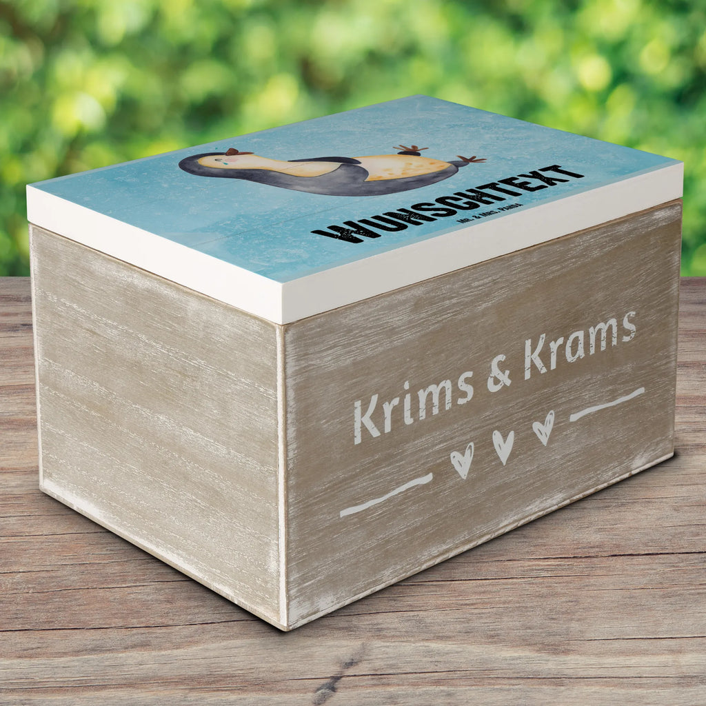 Personalisierte Holzkiste Pinguin lachend Holzkiste mit Namen, Kiste mit Namen, Schatzkiste mit Namen, Truhe mit Namen, Schatulle mit Namen, Erinnerungsbox mit Namen, Erinnerungskiste, mit Namen, Dekokiste mit Namen, Aufbewahrungsbox mit Namen, Holzkiste Personalisiert, Kiste Personalisiert, Schatzkiste Personalisiert, Truhe Personalisiert, Schatulle Personalisiert, Erinnerungsbox Personalisiert, Erinnerungskiste Personalisiert, Dekokiste Personalisiert, Aufbewahrungsbox Personalisiert, Geschenkbox personalisiert, GEschenkdose personalisiert, Pinguin, Pinguine, lustiger Spruch, Optimismus, Fröhlich, Lachen, Humor, Fröhlichkeit