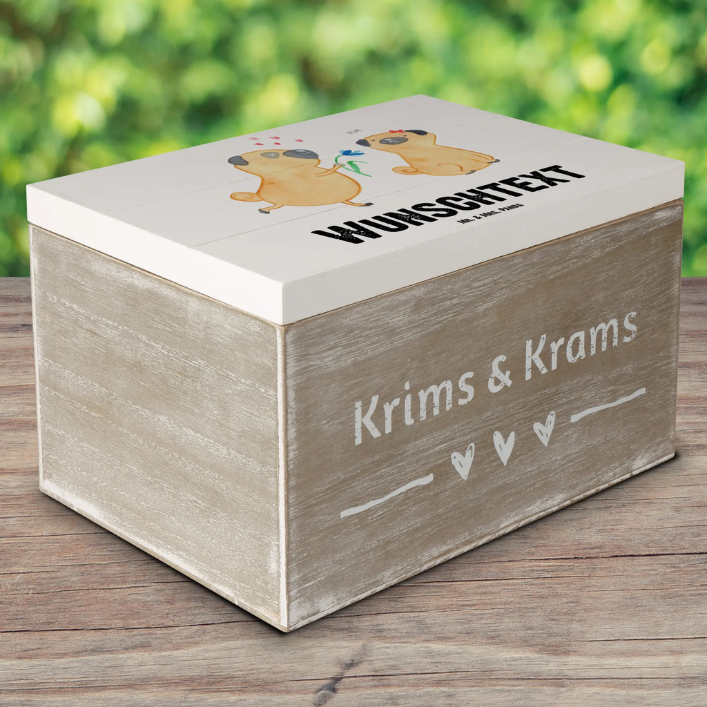 Personalisierte Holzkiste Mops Verliebt Holzkiste mit Namen, Kiste mit Namen, Schatzkiste mit Namen, Truhe mit Namen, Schatulle mit Namen, Erinnerungsbox mit Namen, Erinnerungskiste, mit Namen, Dekokiste mit Namen, Aufbewahrungsbox mit Namen, Holzkiste Personalisiert, Kiste Personalisiert, Schatzkiste Personalisiert, Truhe Personalisiert, Schatulle Personalisiert, Erinnerungsbox Personalisiert, Erinnerungskiste Personalisiert, Dekokiste Personalisiert, Aufbewahrungsbox Personalisiert, Geschenkbox personalisiert, GEschenkdose personalisiert, Hund, Hundemotiv, Haustier, Hunderasse, Tierliebhaber, Hundebesitzer, Sprüche, Mops, Möpse, Hundeliebe, verliebt, Liebe, Liebesspruch. Verlobt, Geschenk Freund, Partner