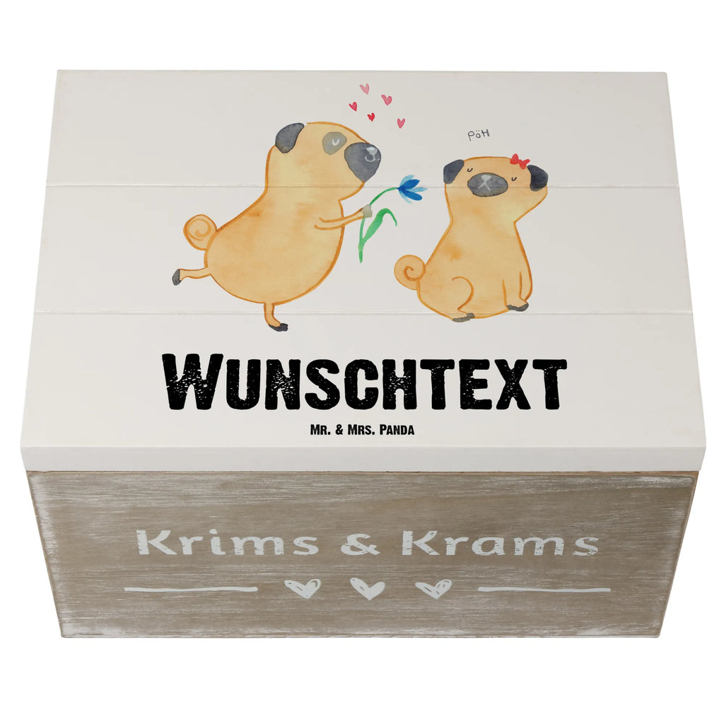 Personalisierte Holzkiste Mops Verliebt Holzkiste mit Namen, Kiste mit Namen, Schatzkiste mit Namen, Truhe mit Namen, Schatulle mit Namen, Erinnerungsbox mit Namen, Erinnerungskiste, mit Namen, Dekokiste mit Namen, Aufbewahrungsbox mit Namen, Holzkiste Personalisiert, Kiste Personalisiert, Schatzkiste Personalisiert, Truhe Personalisiert, Schatulle Personalisiert, Erinnerungsbox Personalisiert, Erinnerungskiste Personalisiert, Dekokiste Personalisiert, Aufbewahrungsbox Personalisiert, Geschenkbox personalisiert, GEschenkdose personalisiert, Hund, Hundemotiv, Haustier, Hunderasse, Tierliebhaber, Hundebesitzer, Sprüche, Mops, Möpse, Hundeliebe, verliebt, Liebe, Liebesspruch. Verlobt, Geschenk Freund, Partner