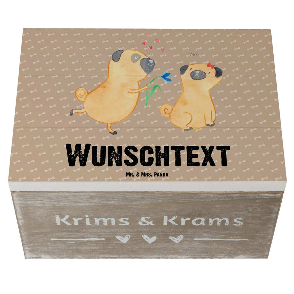 Personalisierte Holzkiste Mops Verliebt Holzkiste mit Namen, Kiste mit Namen, Schatzkiste mit Namen, Truhe mit Namen, Schatulle mit Namen, Erinnerungsbox mit Namen, Erinnerungskiste, mit Namen, Dekokiste mit Namen, Aufbewahrungsbox mit Namen, Holzkiste Personalisiert, Kiste Personalisiert, Schatzkiste Personalisiert, Truhe Personalisiert, Schatulle Personalisiert, Erinnerungsbox Personalisiert, Erinnerungskiste Personalisiert, Dekokiste Personalisiert, Aufbewahrungsbox Personalisiert, Geschenkbox personalisiert, GEschenkdose personalisiert, Hund, Hundemotiv, Haustier, Hunderasse, Tierliebhaber, Hundebesitzer, Sprüche, Mops, Möpse, Hundeliebe, verliebt, Liebe, Liebesspruch. Verlobt, Geschenk Freund, Partner