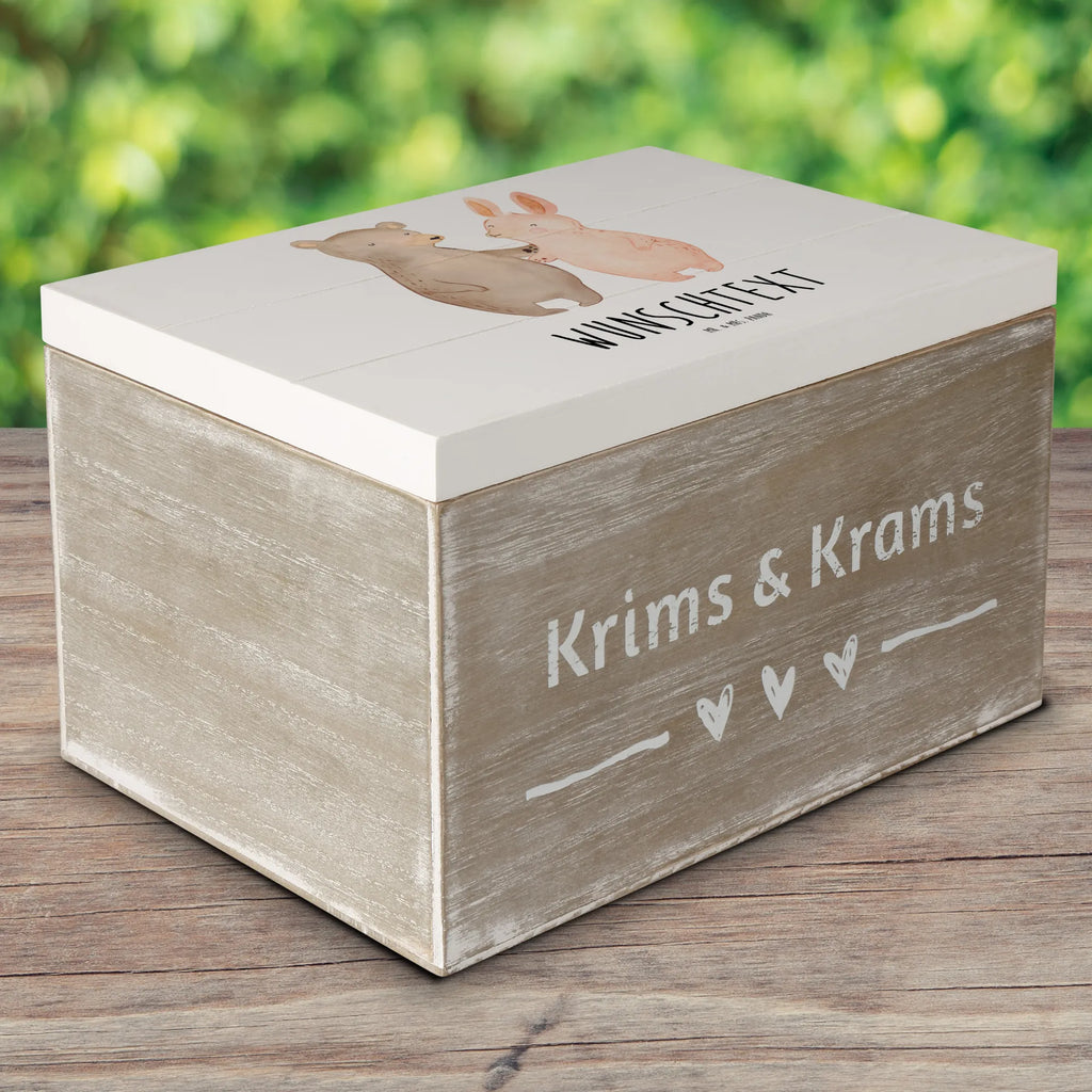 Personalisierte Holzkiste Bär und Hase Umarmen Holzkiste mit Namen, Kiste mit Namen, Schatzkiste mit Namen, Truhe mit Namen, Schatulle mit Namen, Erinnerungsbox mit Namen, Erinnerungskiste, mit Namen, Dekokiste mit Namen, Aufbewahrungsbox mit Namen, Holzkiste Personalisiert, Kiste Personalisiert, Schatzkiste Personalisiert, Truhe Personalisiert, Schatulle Personalisiert, Erinnerungsbox Personalisiert, Erinnerungskiste Personalisiert, Dekokiste Personalisiert, Aufbewahrungsbox Personalisiert, Geschenkbox personalisiert, GEschenkdose personalisiert, Liebe, Partner, Freund, Freundin, Ehemann, Ehefrau, Heiraten, Verlobung, Heiratsantrag, Liebesgeschenk, Jahrestag, Hocheitstag, Freunde, bester Freund, Hase, Bär, Bärchen, best friends