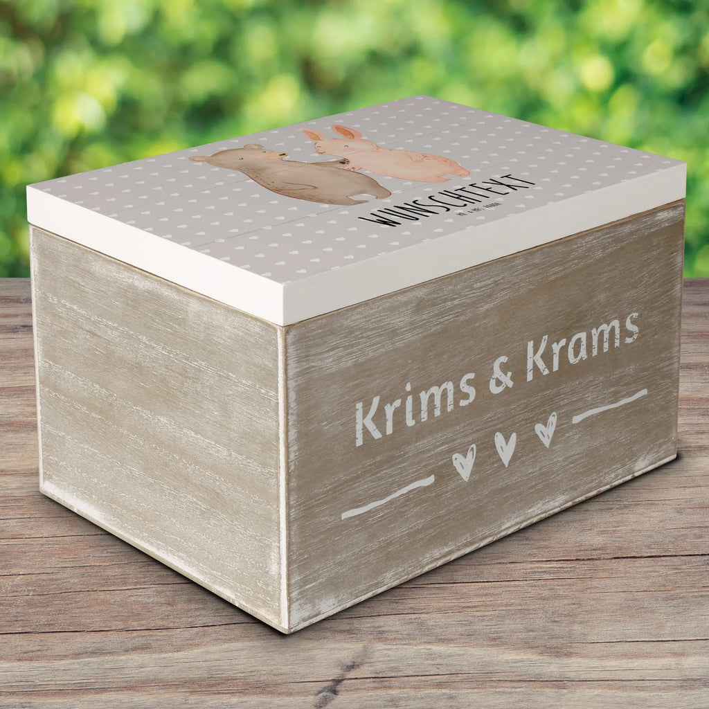 Personalisierte Holzkiste Bär und Hase Umarmen Holzkiste mit Namen, Kiste mit Namen, Schatzkiste mit Namen, Truhe mit Namen, Schatulle mit Namen, Erinnerungsbox mit Namen, Erinnerungskiste, mit Namen, Dekokiste mit Namen, Aufbewahrungsbox mit Namen, Holzkiste Personalisiert, Kiste Personalisiert, Schatzkiste Personalisiert, Truhe Personalisiert, Schatulle Personalisiert, Erinnerungsbox Personalisiert, Erinnerungskiste Personalisiert, Dekokiste Personalisiert, Aufbewahrungsbox Personalisiert, Geschenkbox personalisiert, GEschenkdose personalisiert, Liebe, Partner, Freund, Freundin, Ehemann, Ehefrau, Heiraten, Verlobung, Heiratsantrag, Liebesgeschenk, Jahrestag, Hocheitstag, Freunde, bester Freund, Hase, Bär, Bärchen, best friends