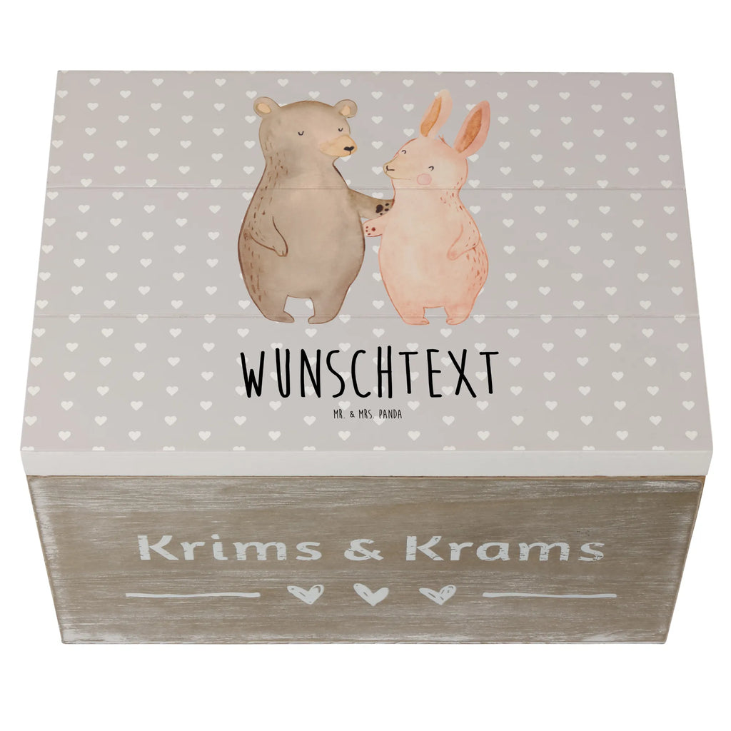 Personalisierte Holzkiste Bär und Hase Umarmen Holzkiste mit Namen, Kiste mit Namen, Schatzkiste mit Namen, Truhe mit Namen, Schatulle mit Namen, Erinnerungsbox mit Namen, Erinnerungskiste, mit Namen, Dekokiste mit Namen, Aufbewahrungsbox mit Namen, Holzkiste Personalisiert, Kiste Personalisiert, Schatzkiste Personalisiert, Truhe Personalisiert, Schatulle Personalisiert, Erinnerungsbox Personalisiert, Erinnerungskiste Personalisiert, Dekokiste Personalisiert, Aufbewahrungsbox Personalisiert, Geschenkbox personalisiert, GEschenkdose personalisiert, Liebe, Partner, Freund, Freundin, Ehemann, Ehefrau, Heiraten, Verlobung, Heiratsantrag, Liebesgeschenk, Jahrestag, Hocheitstag, Freunde, bester Freund, Hase, Bär, Bärchen, best friends