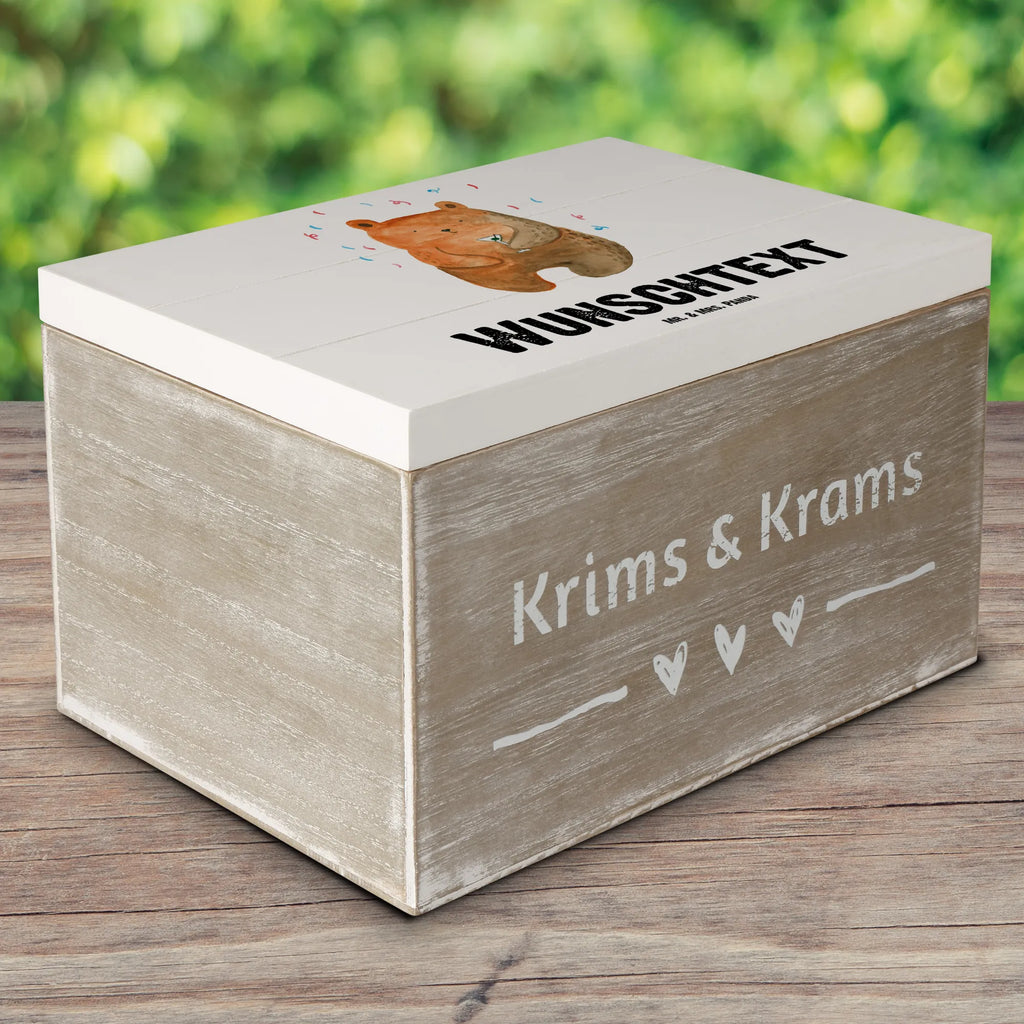 Personalisierte Holzkiste Bär Party Holzkiste mit Namen, Kiste mit Namen, Schatzkiste mit Namen, Truhe mit Namen, Schatulle mit Namen, Erinnerungsbox mit Namen, Erinnerungskiste, mit Namen, Dekokiste mit Namen, Aufbewahrungsbox mit Namen, Holzkiste Personalisiert, Kiste Personalisiert, Schatzkiste Personalisiert, Truhe Personalisiert, Schatulle Personalisiert, Erinnerungsbox Personalisiert, Erinnerungskiste Personalisiert, Dekokiste Personalisiert, Aufbewahrungsbox Personalisiert, Geschenkbox personalisiert, GEschenkdose personalisiert, Bär, Teddy, Teddybär, Geburtstag, Geburtstagsgeschenk, Geschenk, Party, Feiern, Abfeiern, Mitbringsel, Gute Laune, Lustig