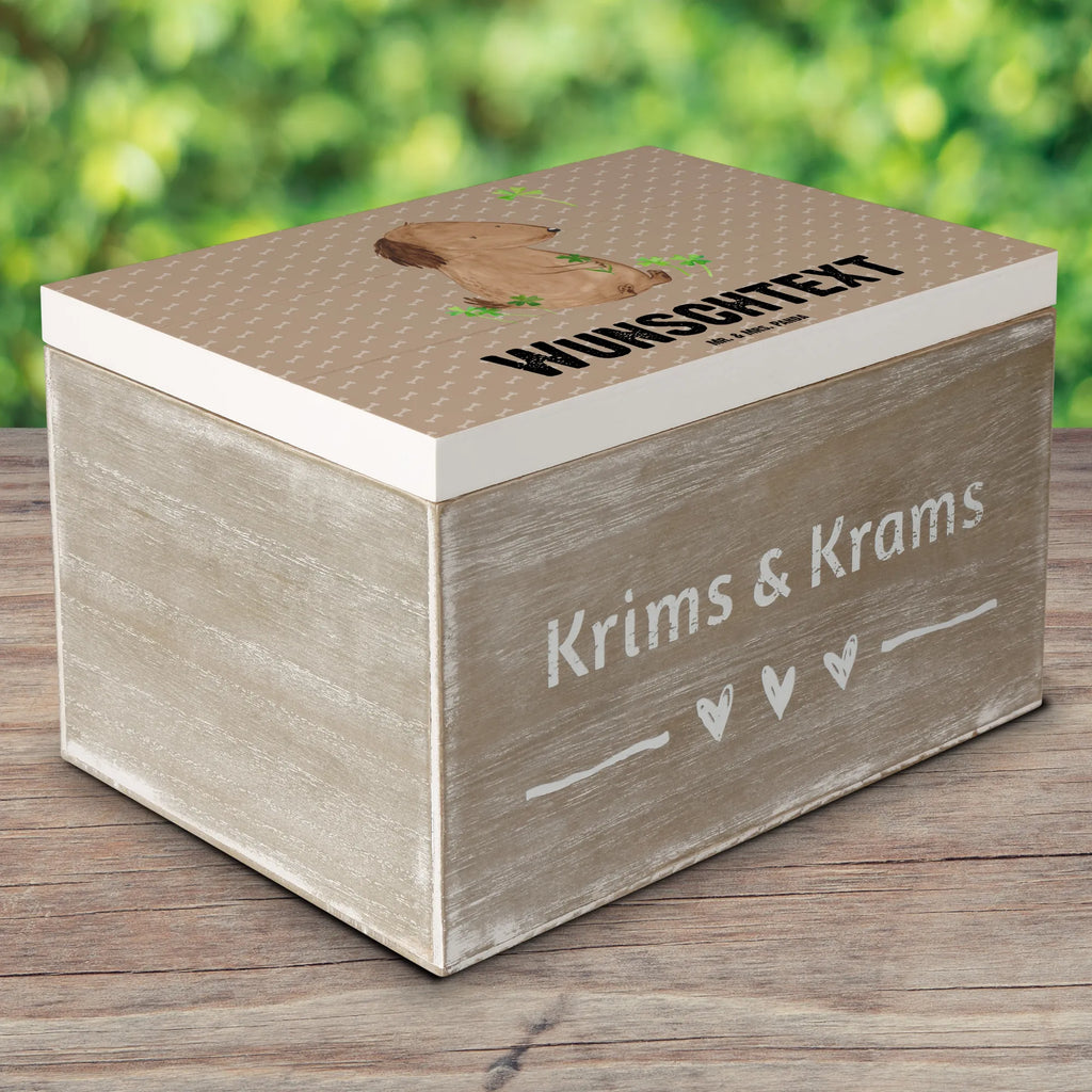 Personalisierte Holzkiste Hund Kleeblatt Holzkiste mit Namen, Kiste mit Namen, Schatzkiste mit Namen, Truhe mit Namen, Schatulle mit Namen, Erinnerungsbox mit Namen, Erinnerungskiste, mit Namen, Dekokiste mit Namen, Aufbewahrungsbox mit Namen, Holzkiste Personalisiert, Kiste Personalisiert, Schatzkiste Personalisiert, Truhe Personalisiert, Schatulle Personalisiert, Erinnerungsbox Personalisiert, Erinnerungskiste Personalisiert, Dekokiste Personalisiert, Aufbewahrungsbox Personalisiert, Geschenkbox personalisiert, GEschenkdose personalisiert, Hund, Hundemotiv, Haustier, Hunderasse, Tierliebhaber, Hundebesitzer, Sprüche, Kleeblatt, Glück, Tagträume, Motivation, Neuanfang, Geschenk, Glücksbringer, Selbstliebe, Achtsamkeit