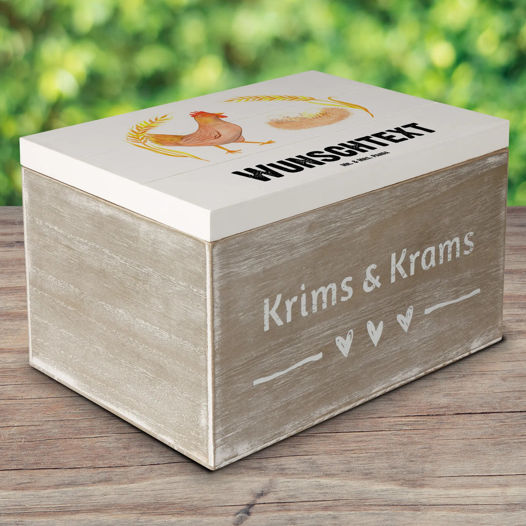 Personalisierte Holzkiste Huhn stolz Holzkiste mit Namen, Kiste mit Namen, Schatzkiste mit Namen, Truhe mit Namen, Schatulle mit Namen, Erinnerungsbox mit Namen, Erinnerungskiste, mit Namen, Dekokiste mit Namen, Aufbewahrungsbox mit Namen, Holzkiste Personalisiert, Kiste Personalisiert, Schatzkiste Personalisiert, Truhe Personalisiert, Schatulle Personalisiert, Erinnerungsbox Personalisiert, Erinnerungskiste Personalisiert, Dekokiste Personalisiert, Aufbewahrungsbox Personalisiert, Geschenkbox personalisiert, GEschenkdose personalisiert, Bauernhof, Hoftiere, Landwirt, Landwirtin, Hahn, Henne, Hühner, Eier, Hof, Landleben, Motivation, Geburt, Magie, Spruch, Schwangerschaft