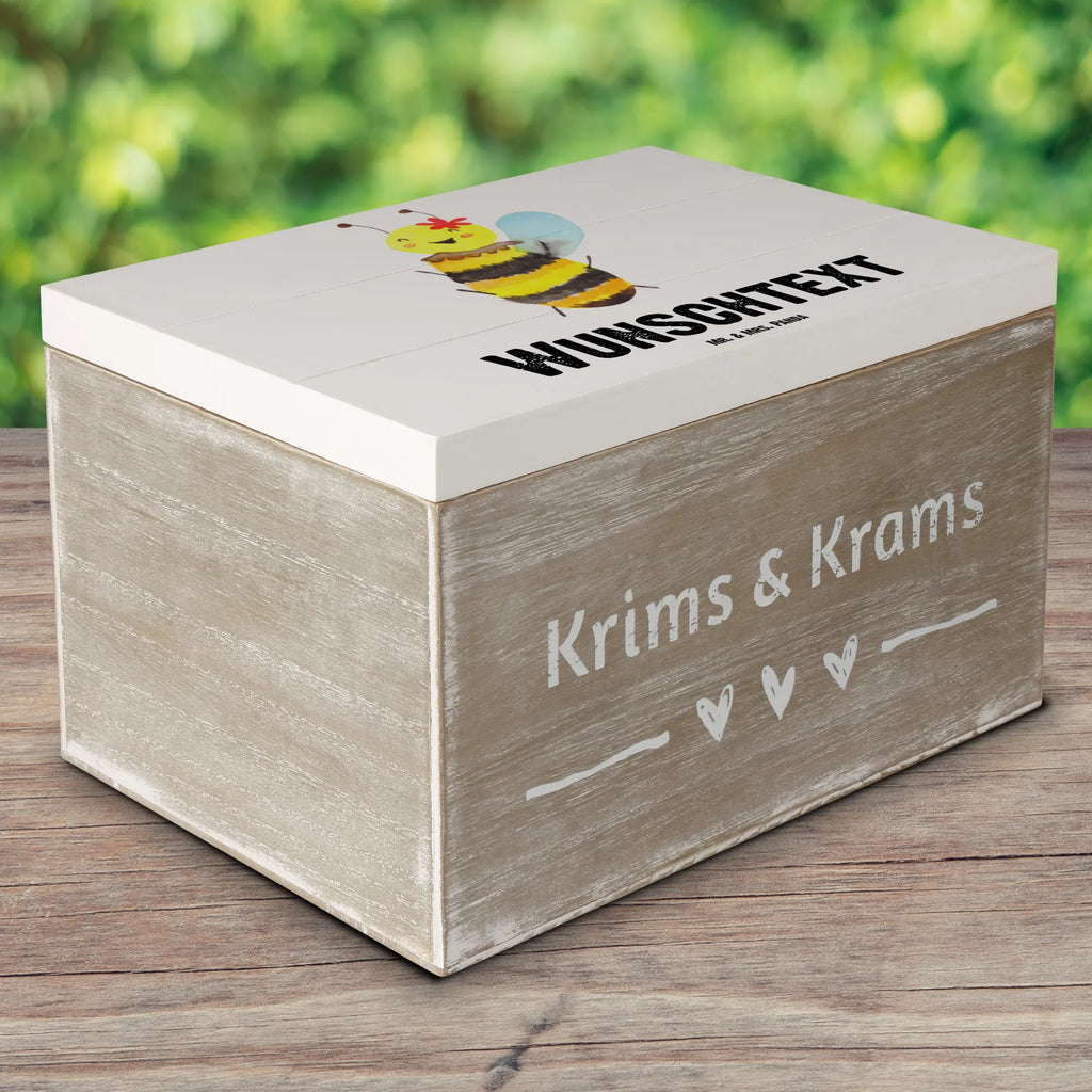 Personalisierte Holzkiste Biene Happy Holzkiste mit Namen, Kiste mit Namen, Schatzkiste mit Namen, Truhe mit Namen, Schatulle mit Namen, Erinnerungsbox mit Namen, Erinnerungskiste, mit Namen, Dekokiste mit Namen, Aufbewahrungsbox mit Namen, Holzkiste Personalisiert, Kiste Personalisiert, Schatzkiste Personalisiert, Truhe Personalisiert, Schatulle Personalisiert, Erinnerungsbox Personalisiert, Erinnerungskiste Personalisiert, Dekokiste Personalisiert, Aufbewahrungsbox Personalisiert, Geschenkbox personalisiert, GEschenkdose personalisiert, Biene, Wespe, Hummel