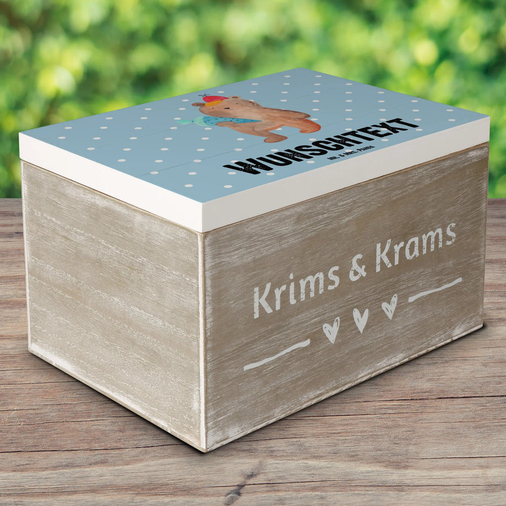 Personalisierte Holzkiste Bär Schultüte Holzkiste mit Namen, Kiste mit Namen, Schatzkiste mit Namen, Truhe mit Namen, Schatulle mit Namen, Erinnerungsbox mit Namen, Erinnerungskiste, mit Namen, Dekokiste mit Namen, Aufbewahrungsbox mit Namen, Holzkiste Personalisiert, Kiste Personalisiert, Schatzkiste Personalisiert, Truhe Personalisiert, Schatulle Personalisiert, Erinnerungsbox Personalisiert, Erinnerungskiste Personalisiert, Dekokiste Personalisiert, Aufbewahrungsbox Personalisiert, Geschenkbox personalisiert, GEschenkdose personalisiert, Bär, Teddy, Teddybär, Bär Motiv, Schultüte, Erster Schultag Geschenk, Einschulung Geschenk, Schule Geschenk, Grundschule, Schulanfang, Schulbeginn