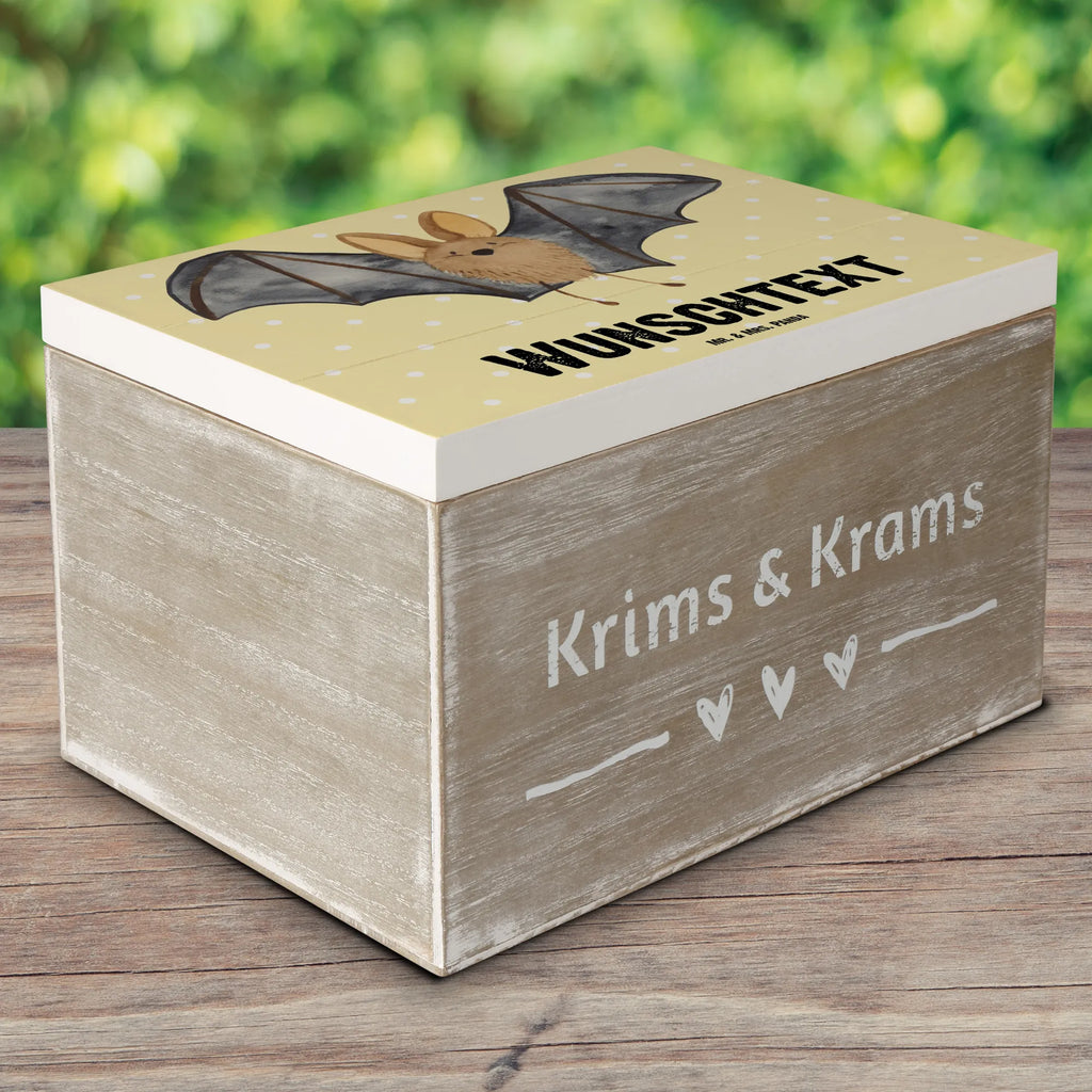 Personalisierte Holzkiste Fledermaus Flügel Holzkiste mit Namen, Kiste mit Namen, Schatzkiste mit Namen, Truhe mit Namen, Schatulle mit Namen, Erinnerungsbox mit Namen, Erinnerungskiste, mit Namen, Dekokiste mit Namen, Aufbewahrungsbox mit Namen, Holzkiste Personalisiert, Kiste Personalisiert, Schatzkiste Personalisiert, Truhe Personalisiert, Schatulle Personalisiert, Erinnerungsbox Personalisiert, Erinnerungskiste Personalisiert, Dekokiste Personalisiert, Aufbewahrungsbox Personalisiert, Geschenkbox personalisiert, GEschenkdose personalisiert, Tiermotive, Gute Laune, lustige Sprüche, Tiere