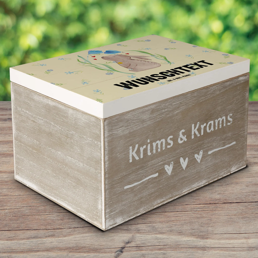 Personalisierte Holzkiste Hase Blume Holzkiste mit Namen, Kiste mit Namen, Schatzkiste mit Namen, Truhe mit Namen, Schatulle mit Namen, Erinnerungsbox mit Namen, Erinnerungskiste, mit Namen, Dekokiste mit Namen, Aufbewahrungsbox mit Namen, Holzkiste Personalisiert, Kiste Personalisiert, Schatzkiste Personalisiert, Truhe Personalisiert, Schatulle Personalisiert, Erinnerungsbox Personalisiert, Erinnerungskiste Personalisiert, Dekokiste Personalisiert, Aufbewahrungsbox Personalisiert, Geschenkbox personalisiert, GEschenkdose personalisiert, Ostern, Osterhase, Ostergeschenke, Osternest, Osterdeko, Geschenke zu Ostern, Ostern Geschenk, Ostergeschenke Kinder, Ostern Kinder, Hase, Kaninchen, Kind, Taufe, Taufgeschenk, Geburt, Schwangerschaft, erstes Kind, Kindergeburtstag, Geburtstag, Hoffnung, Träume