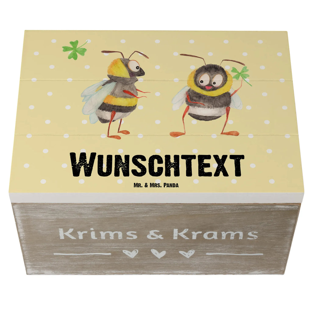 Personalisierte Holzkiste Hummeln Kleeblatt Holzkiste mit Namen, Kiste mit Namen, Schatzkiste mit Namen, Truhe mit Namen, Schatulle mit Namen, Erinnerungsbox mit Namen, Erinnerungskiste, mit Namen, Dekokiste mit Namen, Aufbewahrungsbox mit Namen, Holzkiste Personalisiert, Kiste Personalisiert, Schatzkiste Personalisiert, Truhe Personalisiert, Schatulle Personalisiert, Erinnerungsbox Personalisiert, Erinnerungskiste Personalisiert, Dekokiste Personalisiert, Aufbewahrungsbox Personalisiert, Geschenkbox personalisiert, GEschenkdose personalisiert, Tiermotive, Gute Laune, lustige Sprüche, Tiere, Hummel, Biene, Spruch positiv, Biene Deko, Spruch schön, glücklich sein, glücklich werden, Spruch fröhlich