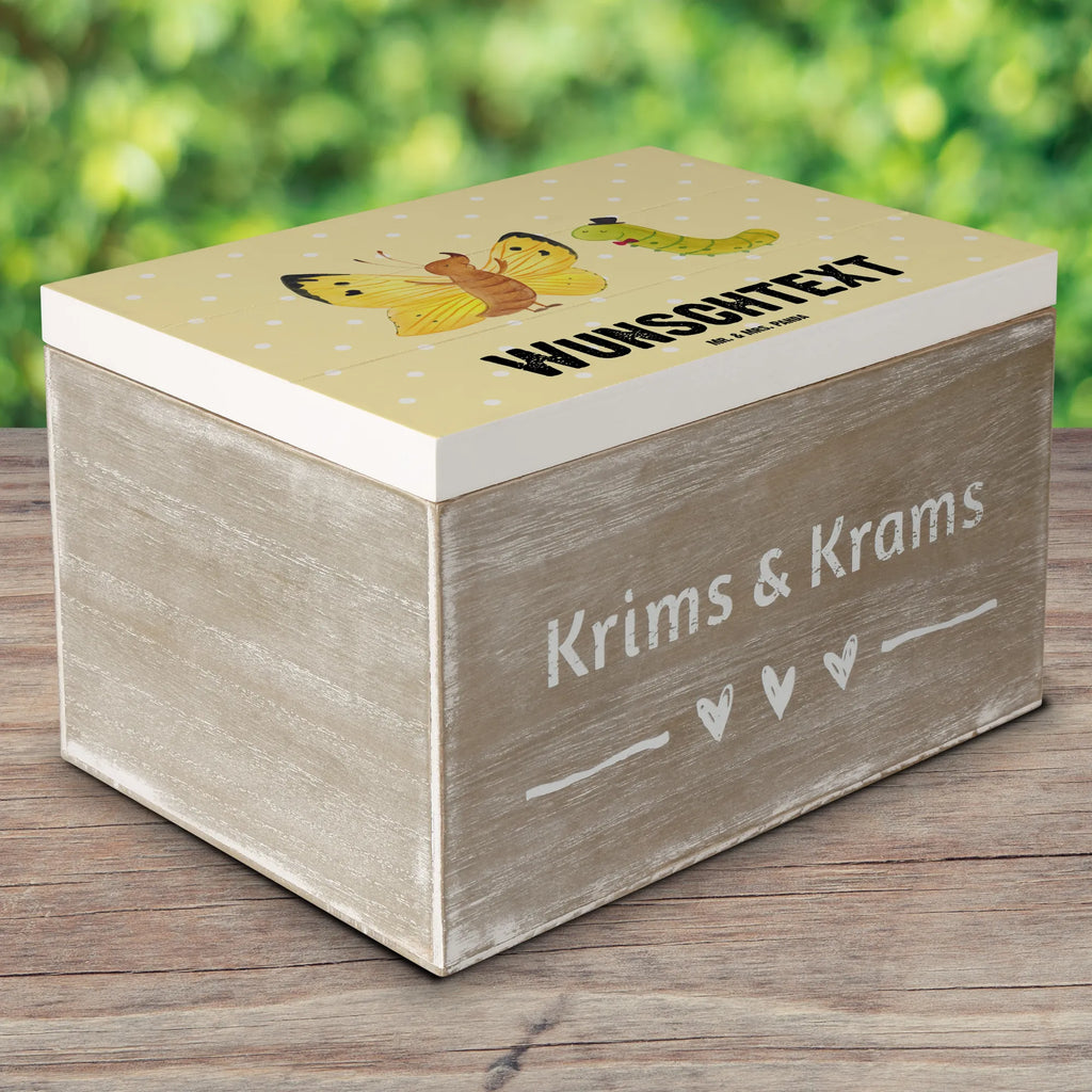 Personalisierte Holzkiste Raupe & Schmetterling Holzkiste mit Namen, Kiste mit Namen, Schatzkiste mit Namen, Truhe mit Namen, Schatulle mit Namen, Erinnerungsbox mit Namen, Erinnerungskiste, mit Namen, Dekokiste mit Namen, Aufbewahrungsbox mit Namen, Holzkiste Personalisiert, Kiste Personalisiert, Schatzkiste Personalisiert, Truhe Personalisiert, Schatulle Personalisiert, Erinnerungsbox Personalisiert, Erinnerungskiste Personalisiert, Dekokiste Personalisiert, Aufbewahrungsbox Personalisiert, Geschenkbox personalisiert, GEschenkdose personalisiert, Tiermotive, Gute Laune, lustige Sprüche, Tiere, Raupe, Schmetterling, Zitronenfalter, Entwicklung, Erwachsen werden, Kokon, Hut, Hütchen, Schönheit, Aufwachsen