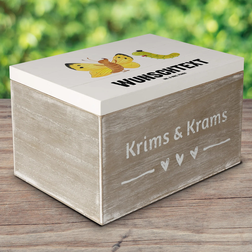 Personalisierte Holzkiste Raupe & Schmetterling Holzkiste mit Namen, Kiste mit Namen, Schatzkiste mit Namen, Truhe mit Namen, Schatulle mit Namen, Erinnerungsbox mit Namen, Erinnerungskiste, mit Namen, Dekokiste mit Namen, Aufbewahrungsbox mit Namen, Holzkiste Personalisiert, Kiste Personalisiert, Schatzkiste Personalisiert, Truhe Personalisiert, Schatulle Personalisiert, Erinnerungsbox Personalisiert, Erinnerungskiste Personalisiert, Dekokiste Personalisiert, Aufbewahrungsbox Personalisiert, Geschenkbox personalisiert, GEschenkdose personalisiert, Tiermotive, Gute Laune, lustige Sprüche, Tiere, Raupe, Schmetterling, Zitronenfalter, Entwicklung, Erwachsen werden, Kokon, Hut, Hütchen, Schönheit, Aufwachsen