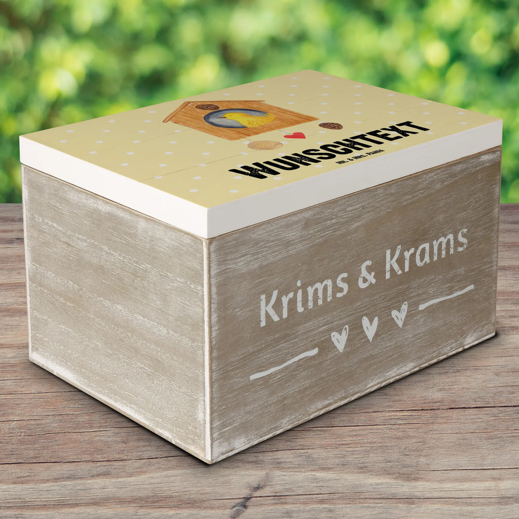 Personalisierte Holzkiste Vogelhaus sweet Home Holzkiste mit Namen, Kiste mit Namen, Schatzkiste mit Namen, Truhe mit Namen, Schatulle mit Namen, Erinnerungsbox mit Namen, Erinnerungskiste, mit Namen, Dekokiste mit Namen, Aufbewahrungsbox mit Namen, Holzkiste Personalisiert, Kiste Personalisiert, Schatzkiste Personalisiert, Truhe Personalisiert, Schatulle Personalisiert, Erinnerungsbox Personalisiert, Erinnerungskiste Personalisiert, Dekokiste Personalisiert, Aufbewahrungsbox Personalisiert, Geschenkbox personalisiert, GEschenkdose personalisiert, Tiermotive, Gute Laune, lustige Sprüche, Tiere, Vogelhaus, Vogel, Home sweet Home, Einzug, Umzug, Geschenk, Einzugsgeschenk, Hausbau, Haus