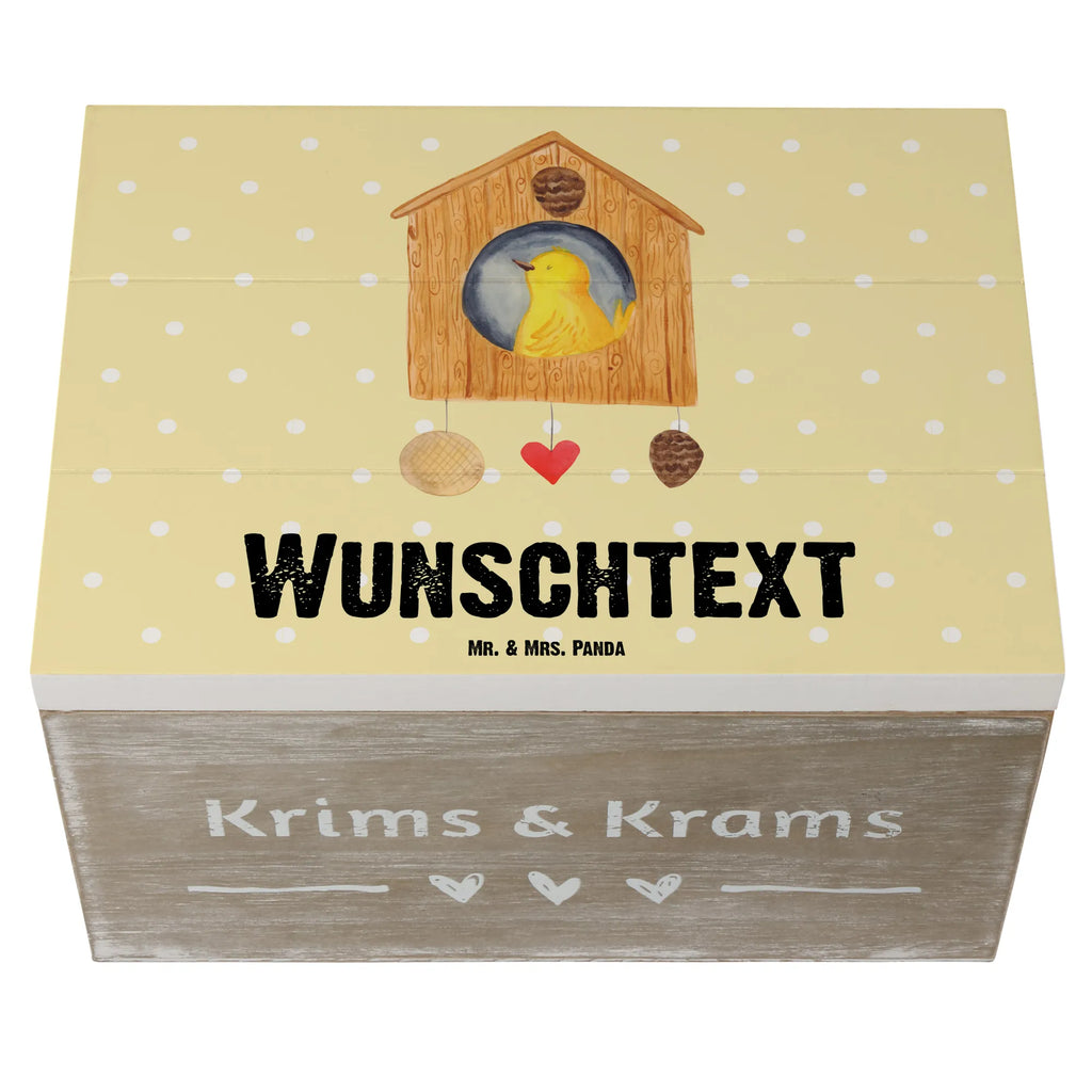 Personalisierte Holzkiste Vogelhaus sweet Home Holzkiste mit Namen, Kiste mit Namen, Schatzkiste mit Namen, Truhe mit Namen, Schatulle mit Namen, Erinnerungsbox mit Namen, Erinnerungskiste, mit Namen, Dekokiste mit Namen, Aufbewahrungsbox mit Namen, Holzkiste Personalisiert, Kiste Personalisiert, Schatzkiste Personalisiert, Truhe Personalisiert, Schatulle Personalisiert, Erinnerungsbox Personalisiert, Erinnerungskiste Personalisiert, Dekokiste Personalisiert, Aufbewahrungsbox Personalisiert, Geschenkbox personalisiert, GEschenkdose personalisiert, Tiermotive, Gute Laune, lustige Sprüche, Tiere, Vogelhaus, Vogel, Home sweet Home, Einzug, Umzug, Geschenk, Einzugsgeschenk, Hausbau, Haus