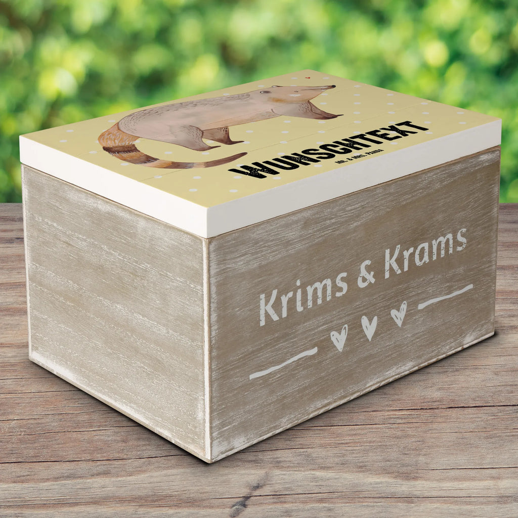 Personalisierte Holzkiste Nasenbär Holzkiste mit Namen, Kiste mit Namen, Schatzkiste mit Namen, Truhe mit Namen, Schatulle mit Namen, Erinnerungsbox mit Namen, Erinnerungskiste, mit Namen, Dekokiste mit Namen, Aufbewahrungsbox mit Namen, Holzkiste Personalisiert, Kiste Personalisiert, Schatzkiste Personalisiert, Truhe Personalisiert, Schatulle Personalisiert, Erinnerungsbox Personalisiert, Erinnerungskiste Personalisiert, Dekokiste Personalisiert, Aufbewahrungsbox Personalisiert, Geschenkbox personalisiert, GEschenkdose personalisiert, Tiermotive, Gute Laune, lustige Sprüche, Tiere, Nasenbär, Nasenbären, Rüsselbär, Bär