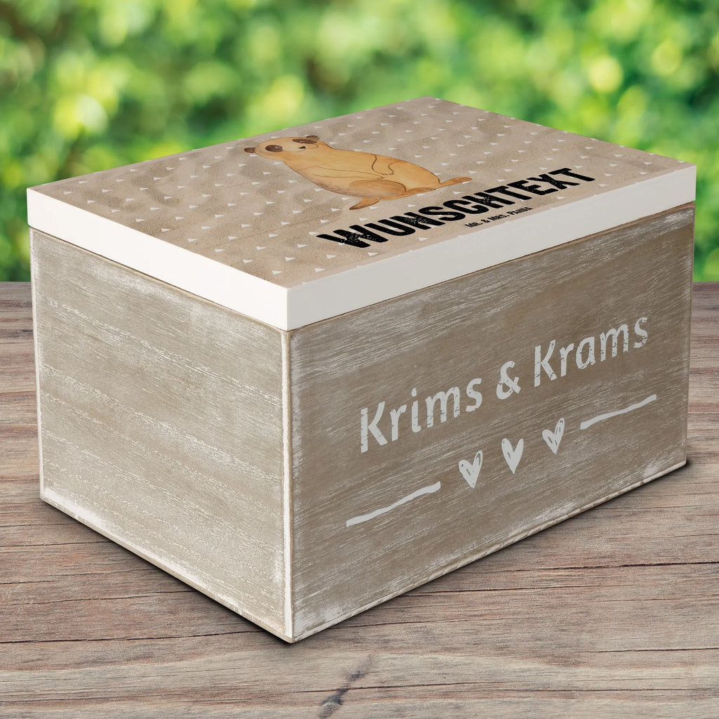 Personalisierte Holzkiste Erdmännchen Holzkiste mit Namen, Kiste mit Namen, Schatzkiste mit Namen, Truhe mit Namen, Schatulle mit Namen, Erinnerungsbox mit Namen, Erinnerungskiste, mit Namen, Dekokiste mit Namen, Aufbewahrungsbox mit Namen, Holzkiste Personalisiert, Kiste Personalisiert, Schatzkiste Personalisiert, Truhe Personalisiert, Schatulle Personalisiert, Erinnerungsbox Personalisiert, Erinnerungskiste Personalisiert, Dekokiste Personalisiert, Aufbewahrungsbox Personalisiert, Geschenkbox personalisiert, GEschenkdose personalisiert, Afrika, Wildtiere, Erdmännchen, Reisen, Spruch, Weltreise, Afrikareise, Roadtrip, Traveling