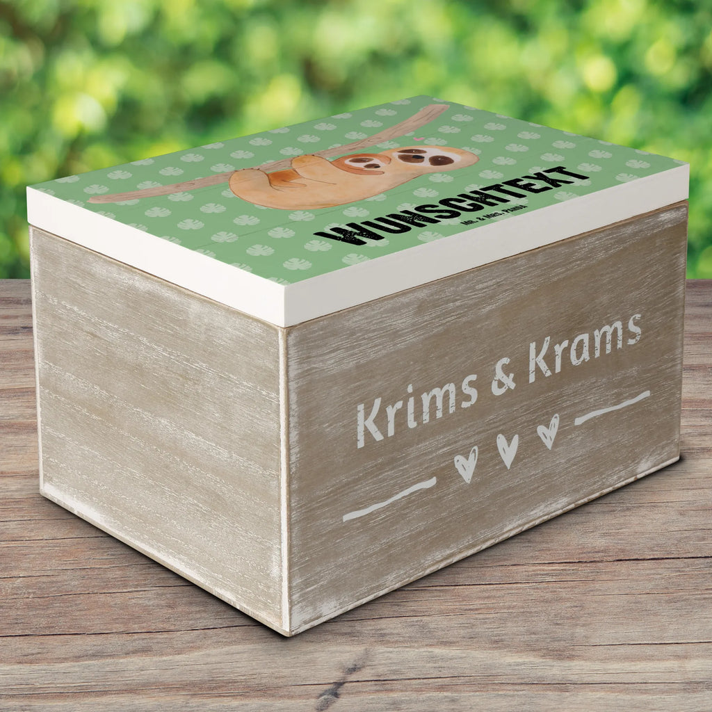 Personalisierte Holzkiste Faultier Kind Holzkiste mit Namen, Kiste mit Namen, Schatzkiste mit Namen, Truhe mit Namen, Schatulle mit Namen, Erinnerungsbox mit Namen, Erinnerungskiste, mit Namen, Dekokiste mit Namen, Aufbewahrungsbox mit Namen, Holzkiste Personalisiert, Kiste Personalisiert, Schatzkiste Personalisiert, Truhe Personalisiert, Schatulle Personalisiert, Erinnerungsbox Personalisiert, Erinnerungskiste Personalisiert, Dekokiste Personalisiert, Aufbewahrungsbox Personalisiert, Geschenkbox personalisiert, GEschenkdose personalisiert, Faultier, Faultier Geschenk, Faultier Deko, Kind, Baby, Liebe, Mutter, Mama, Geburt, Kinder, Faulheit, Spaß, Niedlichkeit