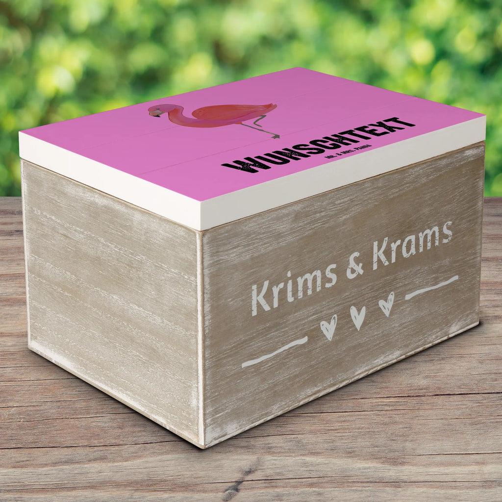 Personalisierte Holzkiste Flamingo Classic Holzkiste mit Namen, Kiste mit Namen, Schatzkiste mit Namen, Truhe mit Namen, Schatulle mit Namen, Erinnerungsbox mit Namen, Erinnerungskiste, mit Namen, Dekokiste mit Namen, Aufbewahrungsbox mit Namen, Holzkiste Personalisiert, Kiste Personalisiert, Schatzkiste Personalisiert, Truhe Personalisiert, Schatulle Personalisiert, Erinnerungsbox Personalisiert, Erinnerungskiste Personalisiert, Dekokiste Personalisiert, Aufbewahrungsbox Personalisiert, Geschenkbox personalisiert, GEschenkdose personalisiert, Flamingo, Einzigartig, Selbstliebe, Stolz, ich, für mich, Spruch, Freundin, Freundinnen, Außenseiter, Sohn, Tochter, Geschwister