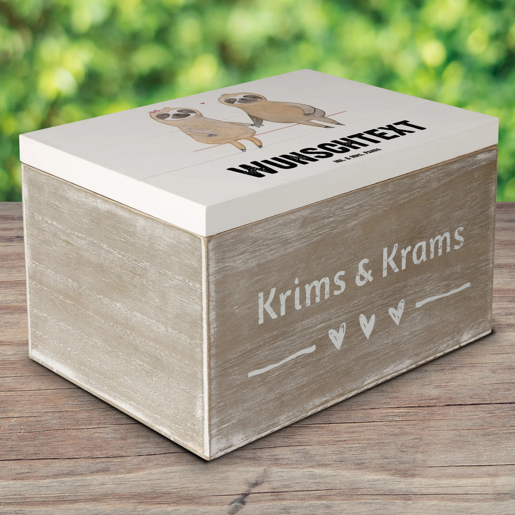 Personalisierte Holzkiste Faultier Pärchen Holzkiste mit Namen, Kiste mit Namen, Schatzkiste mit Namen, Truhe mit Namen, Schatulle mit Namen, Erinnerungsbox mit Namen, Erinnerungskiste, mit Namen, Dekokiste mit Namen, Aufbewahrungsbox mit Namen, Holzkiste Personalisiert, Kiste Personalisiert, Schatzkiste Personalisiert, Truhe Personalisiert, Schatulle Personalisiert, Erinnerungsbox Personalisiert, Erinnerungskiste Personalisiert, Dekokiste Personalisiert, Aufbewahrungsbox Personalisiert, Geschenkbox personalisiert, GEschenkdose personalisiert, Faultier, Faultier Geschenk, Faultier Deko, Faultiere, faul, Lieblingstier, Liebe, Liebespaar, Faultierliebe, Faultierpärchen, verliebt, verlobt, gemeinsam, relaxen, Pärchen, Beziehung, Langsamkeit