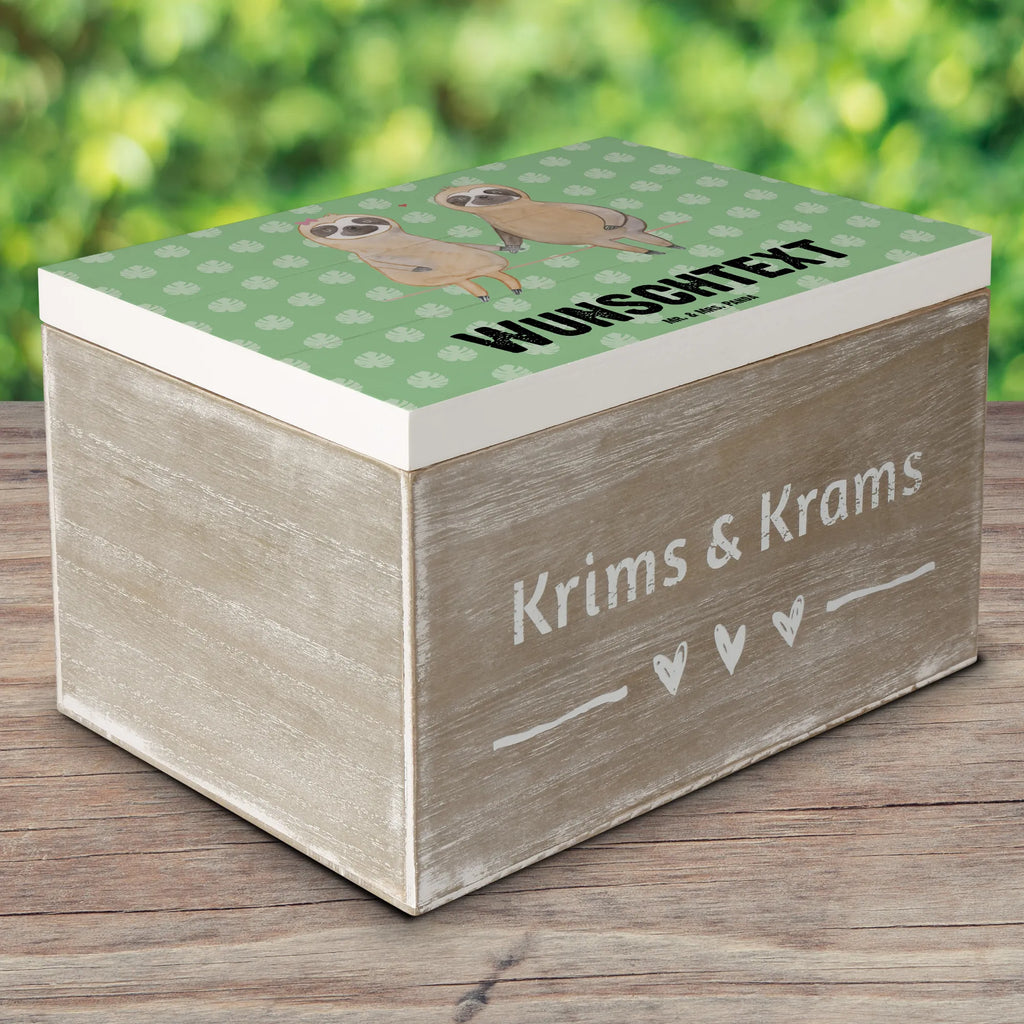 Personalisierte Holzkiste Faultier Pärchen Holzkiste mit Namen, Kiste mit Namen, Schatzkiste mit Namen, Truhe mit Namen, Schatulle mit Namen, Erinnerungsbox mit Namen, Erinnerungskiste, mit Namen, Dekokiste mit Namen, Aufbewahrungsbox mit Namen, Holzkiste Personalisiert, Kiste Personalisiert, Schatzkiste Personalisiert, Truhe Personalisiert, Schatulle Personalisiert, Erinnerungsbox Personalisiert, Erinnerungskiste Personalisiert, Dekokiste Personalisiert, Aufbewahrungsbox Personalisiert, Geschenkbox personalisiert, GEschenkdose personalisiert, Faultier, Faultier Geschenk, Faultier Deko, Faultiere, faul, Lieblingstier, Liebe, Liebespaar, Faultierliebe, Faultierpärchen, verliebt, verlobt, gemeinsam, relaxen, Pärchen, Beziehung, Langsamkeit