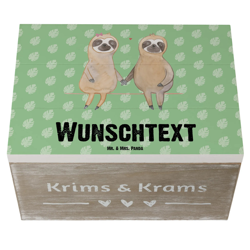 Personalisierte Holzkiste Faultier Pärchen Holzkiste mit Namen, Kiste mit Namen, Schatzkiste mit Namen, Truhe mit Namen, Schatulle mit Namen, Erinnerungsbox mit Namen, Erinnerungskiste, mit Namen, Dekokiste mit Namen, Aufbewahrungsbox mit Namen, Holzkiste Personalisiert, Kiste Personalisiert, Schatzkiste Personalisiert, Truhe Personalisiert, Schatulle Personalisiert, Erinnerungsbox Personalisiert, Erinnerungskiste Personalisiert, Dekokiste Personalisiert, Aufbewahrungsbox Personalisiert, Geschenkbox personalisiert, GEschenkdose personalisiert, Faultier, Faultier Geschenk, Faultier Deko, Faultiere, faul, Lieblingstier, Liebe, Liebespaar, Faultierliebe, Faultierpärchen, verliebt, verlobt, gemeinsam, relaxen, Pärchen, Beziehung, Langsamkeit