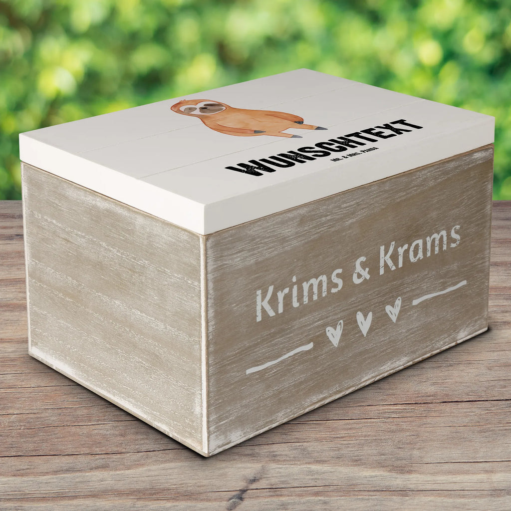 Personalisierte Holzkiste Faultier Zufrieden Holzkiste mit Namen, Kiste mit Namen, Schatzkiste mit Namen, Truhe mit Namen, Schatulle mit Namen, Erinnerungsbox mit Namen, Erinnerungskiste, mit Namen, Dekokiste mit Namen, Aufbewahrungsbox mit Namen, Holzkiste Personalisiert, Kiste Personalisiert, Schatzkiste Personalisiert, Truhe Personalisiert, Schatulle Personalisiert, Erinnerungsbox Personalisiert, Erinnerungskiste Personalisiert, Dekokiste Personalisiert, Aufbewahrungsbox Personalisiert, Geschenkbox personalisiert, GEschenkdose personalisiert, Faultier, Faultier Geschenk, Faultier Deko, Faultiere, faul, Lieblingstier, Pause, relaxen, Glück, glücklich, zufrieden, happy, Zufriedenheit, Gelassenheit, Ruhe, Frieden