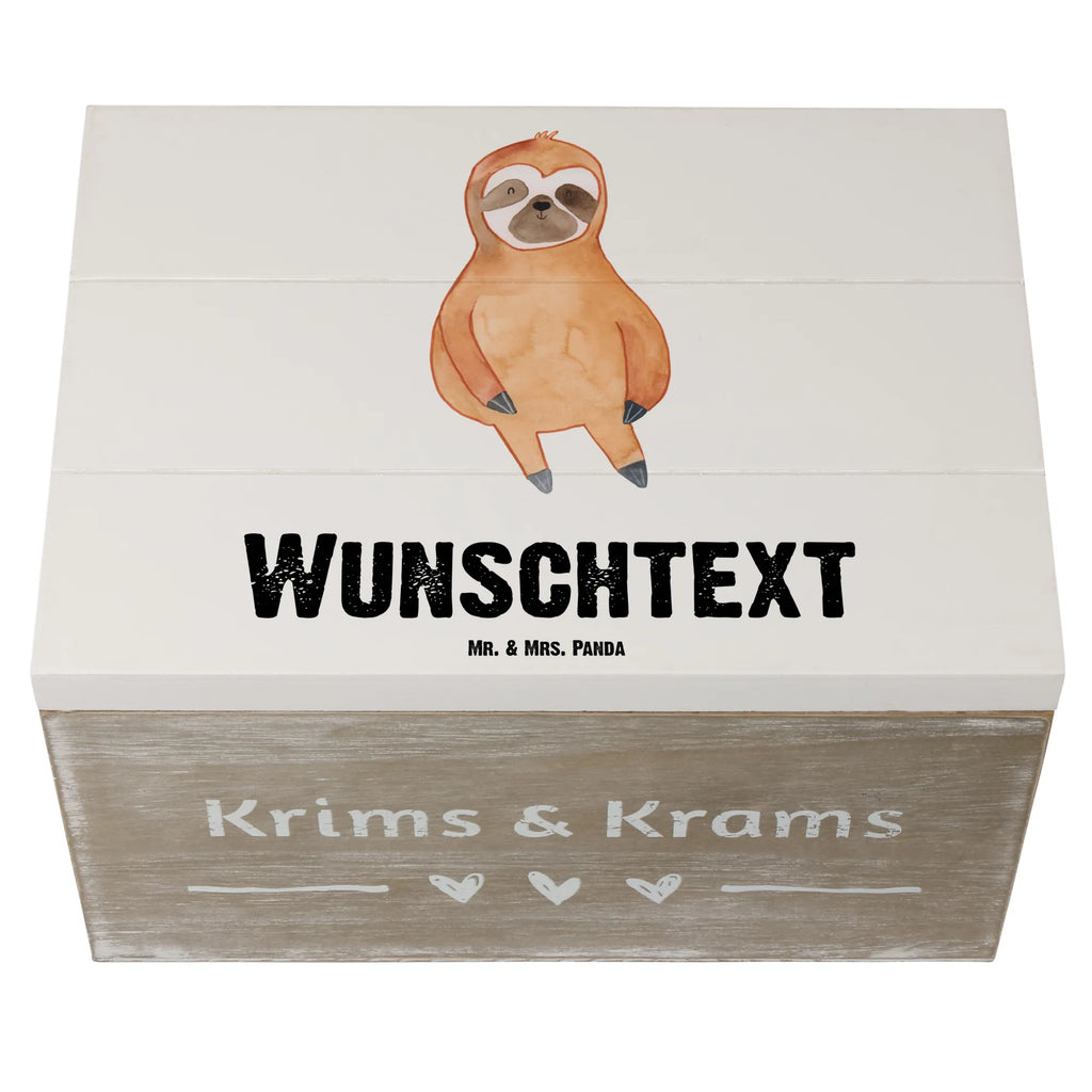 Personalisierte Holzkiste Faultier Zufrieden Holzkiste mit Namen, Kiste mit Namen, Schatzkiste mit Namen, Truhe mit Namen, Schatulle mit Namen, Erinnerungsbox mit Namen, Erinnerungskiste, mit Namen, Dekokiste mit Namen, Aufbewahrungsbox mit Namen, Holzkiste Personalisiert, Kiste Personalisiert, Schatzkiste Personalisiert, Truhe Personalisiert, Schatulle Personalisiert, Erinnerungsbox Personalisiert, Erinnerungskiste Personalisiert, Dekokiste Personalisiert, Aufbewahrungsbox Personalisiert, Geschenkbox personalisiert, GEschenkdose personalisiert, Faultier, Faultier Geschenk, Faultier Deko, Faultiere, faul, Lieblingstier, Pause, relaxen, Glück, glücklich, zufrieden, happy, Zufriedenheit, Gelassenheit, Ruhe, Frieden