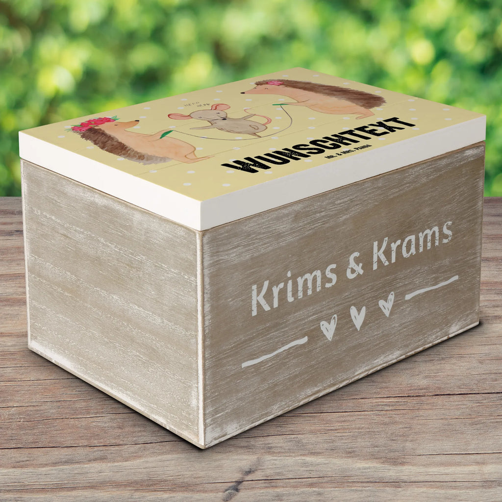 Personalisierte Holzkiste Igel Seilhüpfen Holzkiste mit Namen, Kiste mit Namen, Schatzkiste mit Namen, Truhe mit Namen, Schatulle mit Namen, Erinnerungsbox mit Namen, Erinnerungskiste, mit Namen, Dekokiste mit Namen, Aufbewahrungsbox mit Namen, Holzkiste Personalisiert, Kiste Personalisiert, Schatzkiste Personalisiert, Truhe Personalisiert, Schatulle Personalisiert, Erinnerungsbox Personalisiert, Erinnerungskiste Personalisiert, Dekokiste Personalisiert, Aufbewahrungsbox Personalisiert, Geschenkbox personalisiert, GEschenkdose personalisiert, Tiermotive, Gute Laune, lustige Sprüche, Tiere, Igel, Maus, Seilspringen, Seilhüpfen, Kinder, Kindergarten