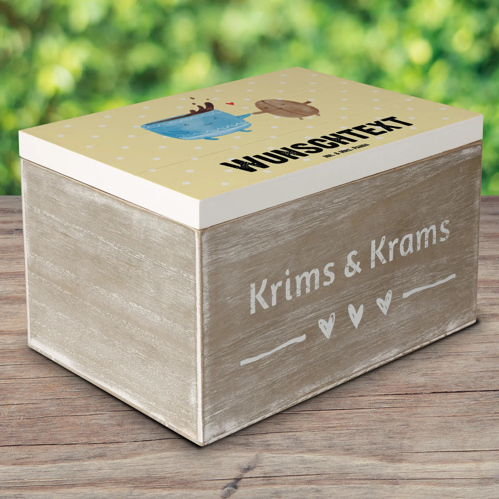 Personalisierte Holzkiste Kaffee Bohne Holzkiste mit Namen, Kiste mit Namen, Schatzkiste mit Namen, Truhe mit Namen, Schatulle mit Namen, Erinnerungsbox mit Namen, Erinnerungskiste, mit Namen, Dekokiste mit Namen, Aufbewahrungsbox mit Namen, Holzkiste Personalisiert, Kiste Personalisiert, Schatzkiste Personalisiert, Truhe Personalisiert, Schatulle Personalisiert, Erinnerungsbox Personalisiert, Erinnerungskiste Personalisiert, Dekokiste Personalisiert, Aufbewahrungsbox Personalisiert, Geschenkbox personalisiert, GEschenkdose personalisiert, Tiermotive, Gute Laune, lustige Sprüche, Tiere, Kaffee, Kaffeebohne, Genuss, Zufriedenheit, Glück