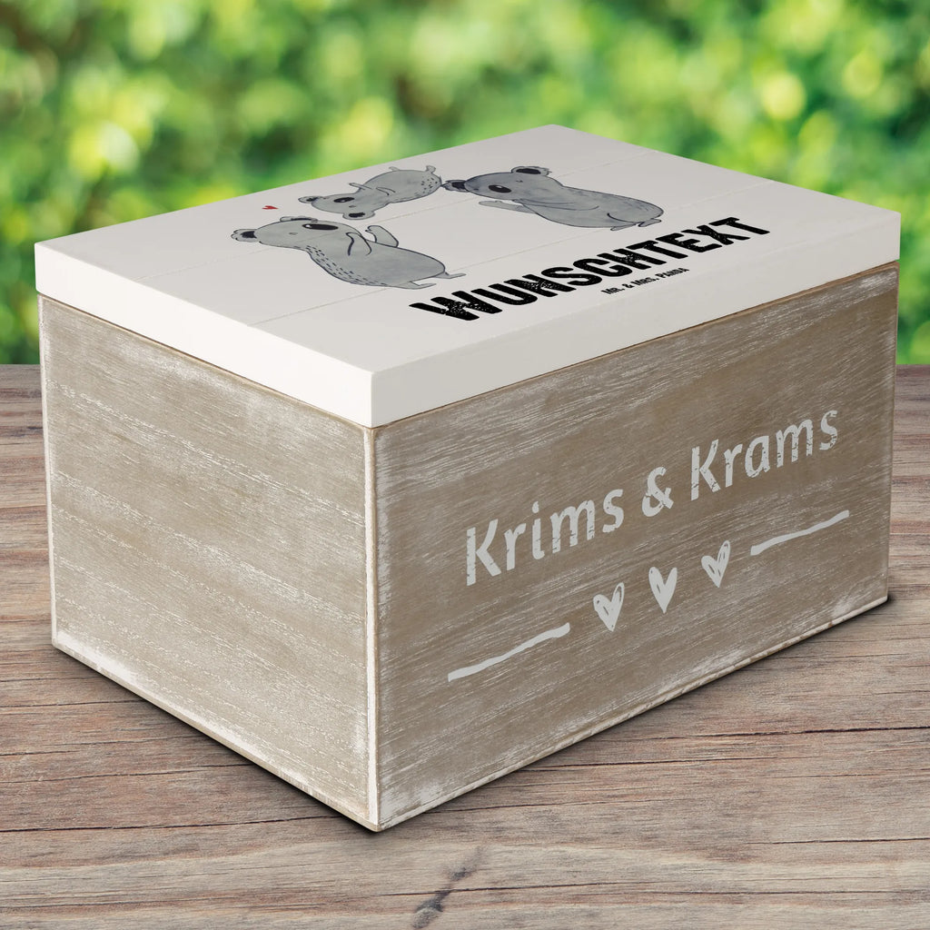 Personalisierte Holzkiste Koala Feiern Sich Holzkiste mit Namen, Kiste mit Namen, Schatzkiste mit Namen, Truhe mit Namen, Schatulle mit Namen, Erinnerungsbox mit Namen, Erinnerungskiste, mit Namen, Dekokiste mit Namen, Aufbewahrungsbox mit Namen, Holzkiste Personalisiert, Kiste Personalisiert, Schatzkiste Personalisiert, Truhe Personalisiert, Schatulle Personalisiert, Erinnerungsbox Personalisiert, Erinnerungskiste Personalisiert, Dekokiste Personalisiert, Aufbewahrungsbox Personalisiert, Geschenkbox personalisiert, GEschenkdose personalisiert, Geburtstag, Geburtstagsgeschenk, Geschenk, Koala, Familie, Kind, Eltern, Herz, Liebe