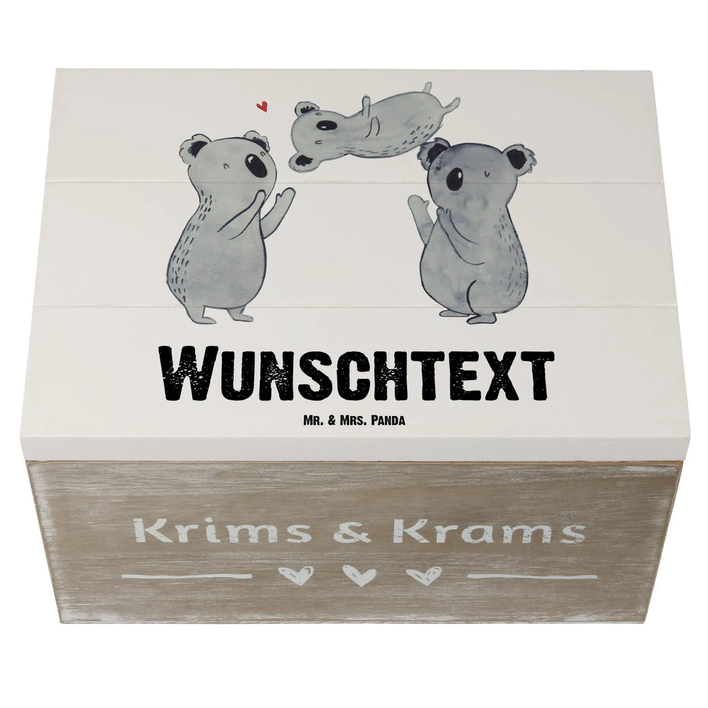 Personalisierte Holzkiste Koala Feiern Sich Holzkiste mit Namen, Kiste mit Namen, Schatzkiste mit Namen, Truhe mit Namen, Schatulle mit Namen, Erinnerungsbox mit Namen, Erinnerungskiste, mit Namen, Dekokiste mit Namen, Aufbewahrungsbox mit Namen, Holzkiste Personalisiert, Kiste Personalisiert, Schatzkiste Personalisiert, Truhe Personalisiert, Schatulle Personalisiert, Erinnerungsbox Personalisiert, Erinnerungskiste Personalisiert, Dekokiste Personalisiert, Aufbewahrungsbox Personalisiert, Geschenkbox personalisiert, GEschenkdose personalisiert, Geburtstag, Geburtstagsgeschenk, Geschenk, Koala, Familie, Kind, Eltern, Herz, Liebe