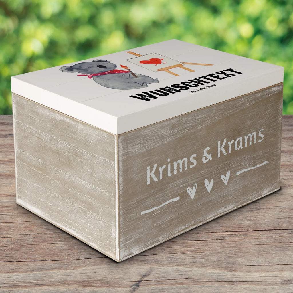 Personalisierte Holzkiste Koala Künstler Holzkiste mit Namen, Kiste mit Namen, Schatzkiste mit Namen, Truhe mit Namen, Schatulle mit Namen, Erinnerungsbox mit Namen, Erinnerungskiste, mit Namen, Dekokiste mit Namen, Aufbewahrungsbox mit Namen, Holzkiste Personalisiert, Kiste Personalisiert, Schatzkiste Personalisiert, Truhe Personalisiert, Schatulle Personalisiert, Erinnerungsbox Personalisiert, Erinnerungskiste Personalisiert, Dekokiste Personalisiert, Aufbewahrungsbox Personalisiert, Geschenkbox personalisiert, GEschenkdose personalisiert, Koala, Koalabär, Liebe, Liebensbeweis, Liebesgeschenk, Gefühle, Künstler, zeichnen