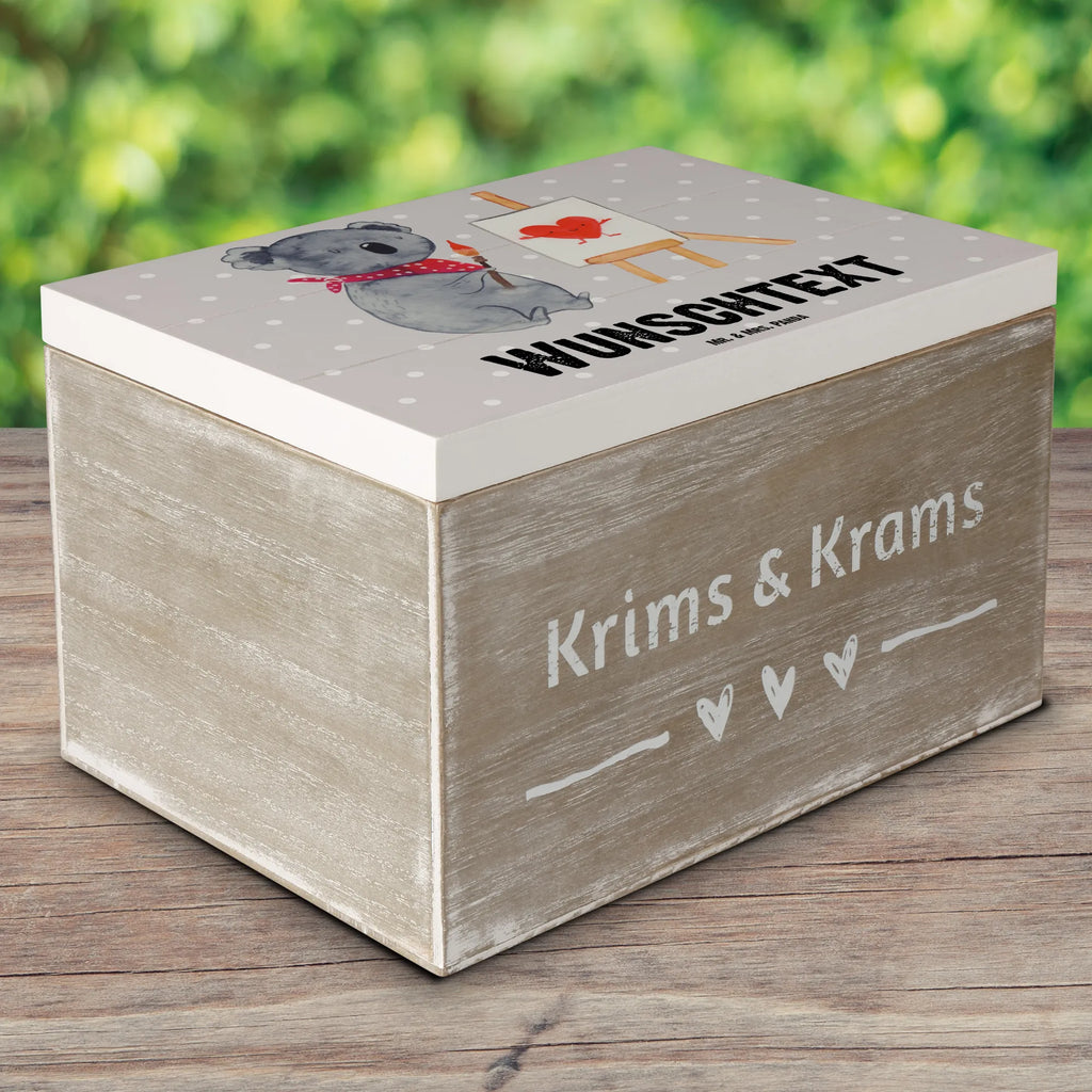 Personalisierte Holzkiste Koala Künstler Holzkiste mit Namen, Kiste mit Namen, Schatzkiste mit Namen, Truhe mit Namen, Schatulle mit Namen, Erinnerungsbox mit Namen, Erinnerungskiste, mit Namen, Dekokiste mit Namen, Aufbewahrungsbox mit Namen, Holzkiste Personalisiert, Kiste Personalisiert, Schatzkiste Personalisiert, Truhe Personalisiert, Schatulle Personalisiert, Erinnerungsbox Personalisiert, Erinnerungskiste Personalisiert, Dekokiste Personalisiert, Aufbewahrungsbox Personalisiert, Geschenkbox personalisiert, GEschenkdose personalisiert, Koala, Koalabär, Liebe, Liebensbeweis, Liebesgeschenk, Gefühle, Künstler, zeichnen