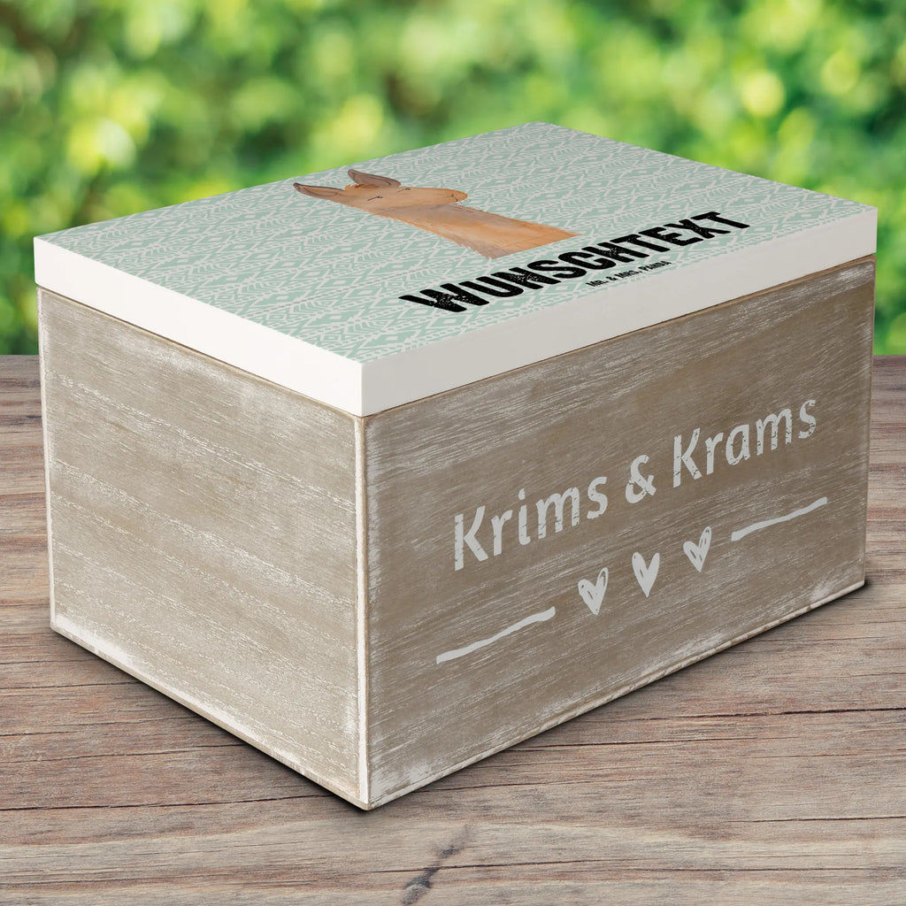 Personalisierte Holzkiste Lamakopf genervt Holzkiste mit Namen, Kiste mit Namen, Schatzkiste mit Namen, Truhe mit Namen, Schatulle mit Namen, Erinnerungsbox mit Namen, Erinnerungskiste, mit Namen, Dekokiste mit Namen, Aufbewahrungsbox mit Namen, Holzkiste Personalisiert, Kiste Personalisiert, Schatzkiste Personalisiert, Truhe Personalisiert, Schatulle Personalisiert, Erinnerungsbox Personalisiert, Erinnerungskiste Personalisiert, Dekokiste Personalisiert, Aufbewahrungsbox Personalisiert, Geschenkbox personalisiert, GEschenkdose personalisiert, Lama, Alpaka, Lamas, Recht haben, genervt sein, Freundin, beste Freundin, Partnerin, Büro, Büroalltag, Chef, Chefin, Azubi